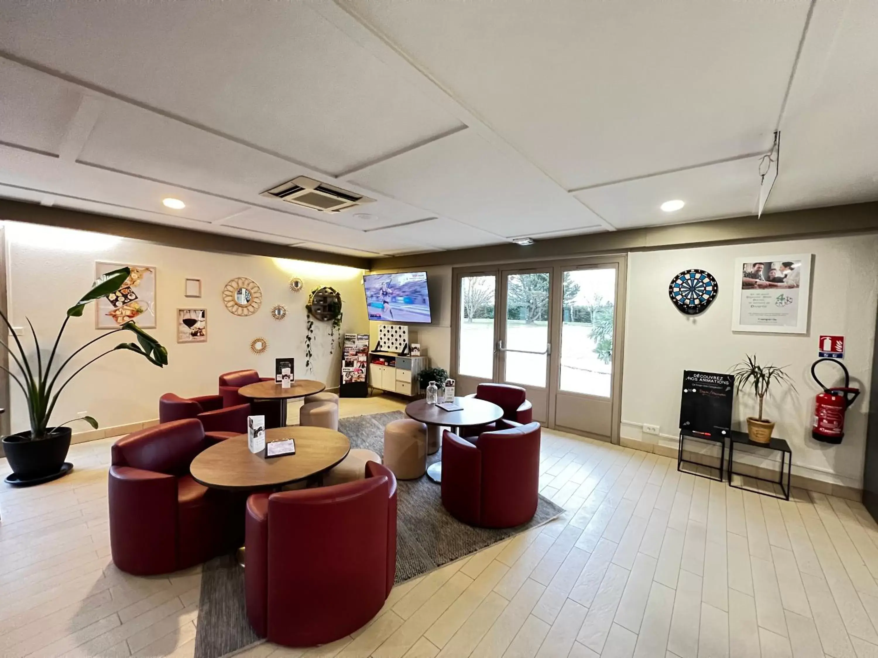 Communal lounge/ TV room, Lobby/Reception in Campanile Montargis - Amilly