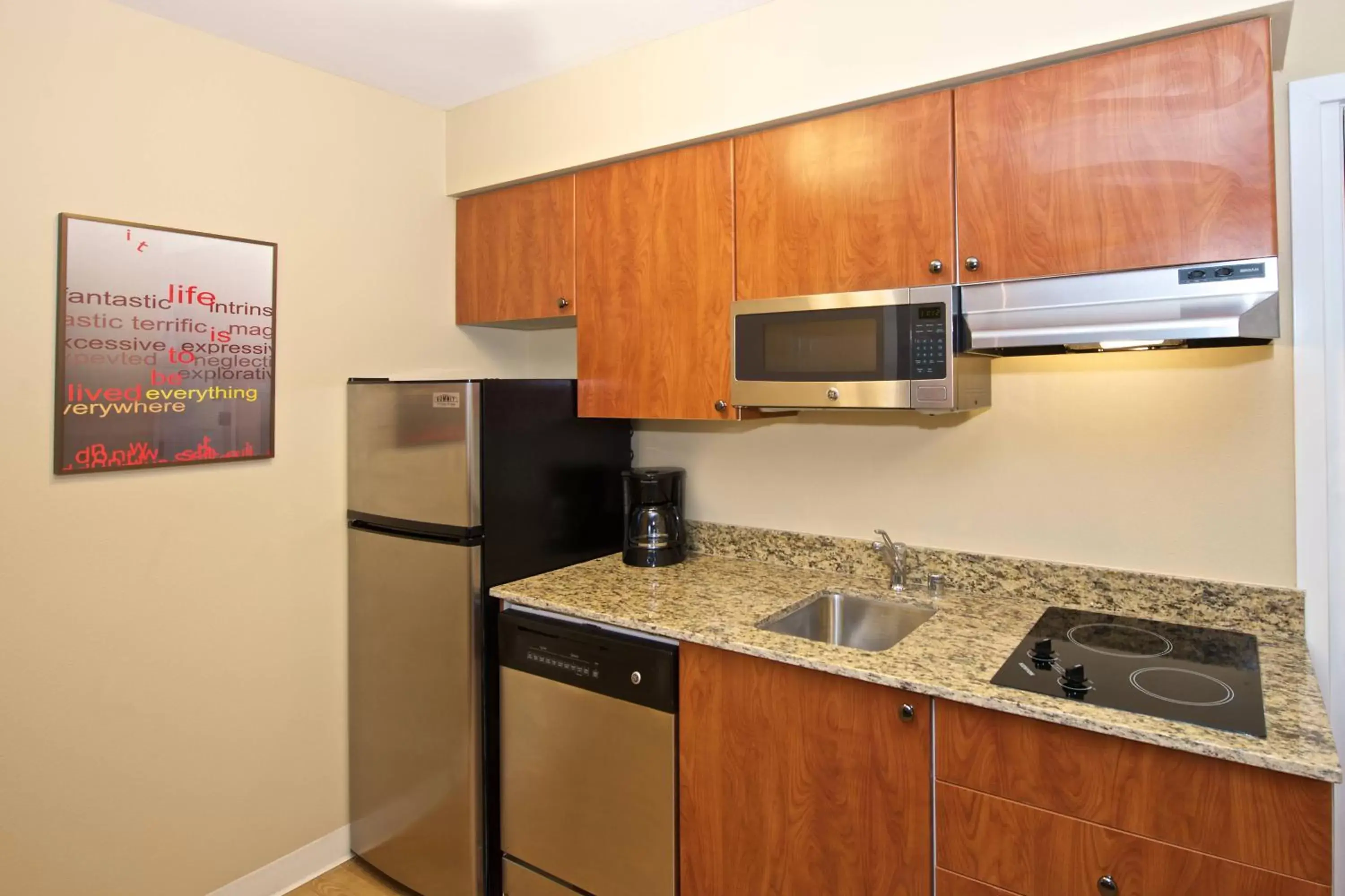 Kitchen or kitchenette, Kitchen/Kitchenette in TownePlace Suites by Marriott Seattle Southcenter