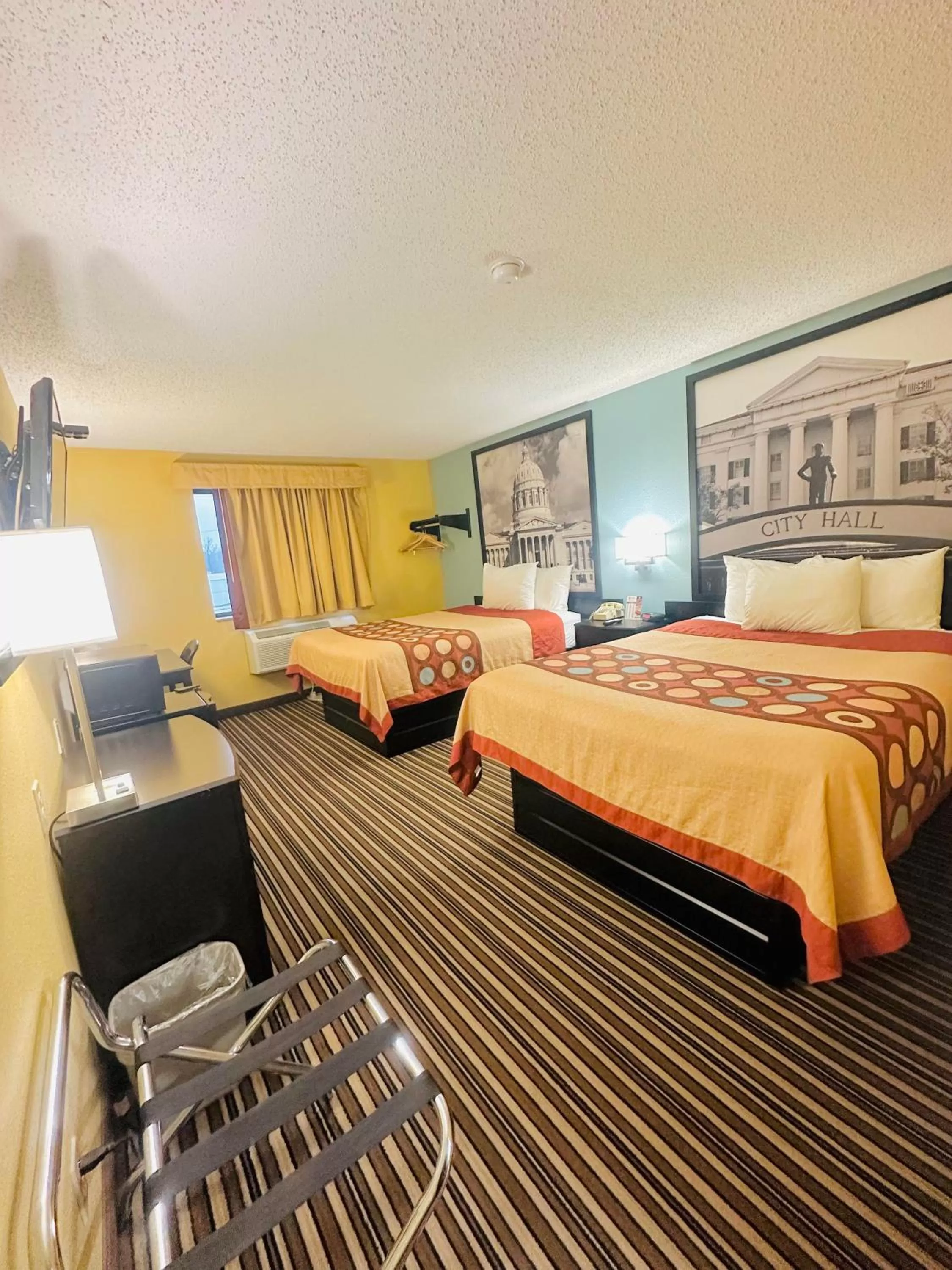 Bedroom, Bed in Super 8 by Wyndham Warrenton