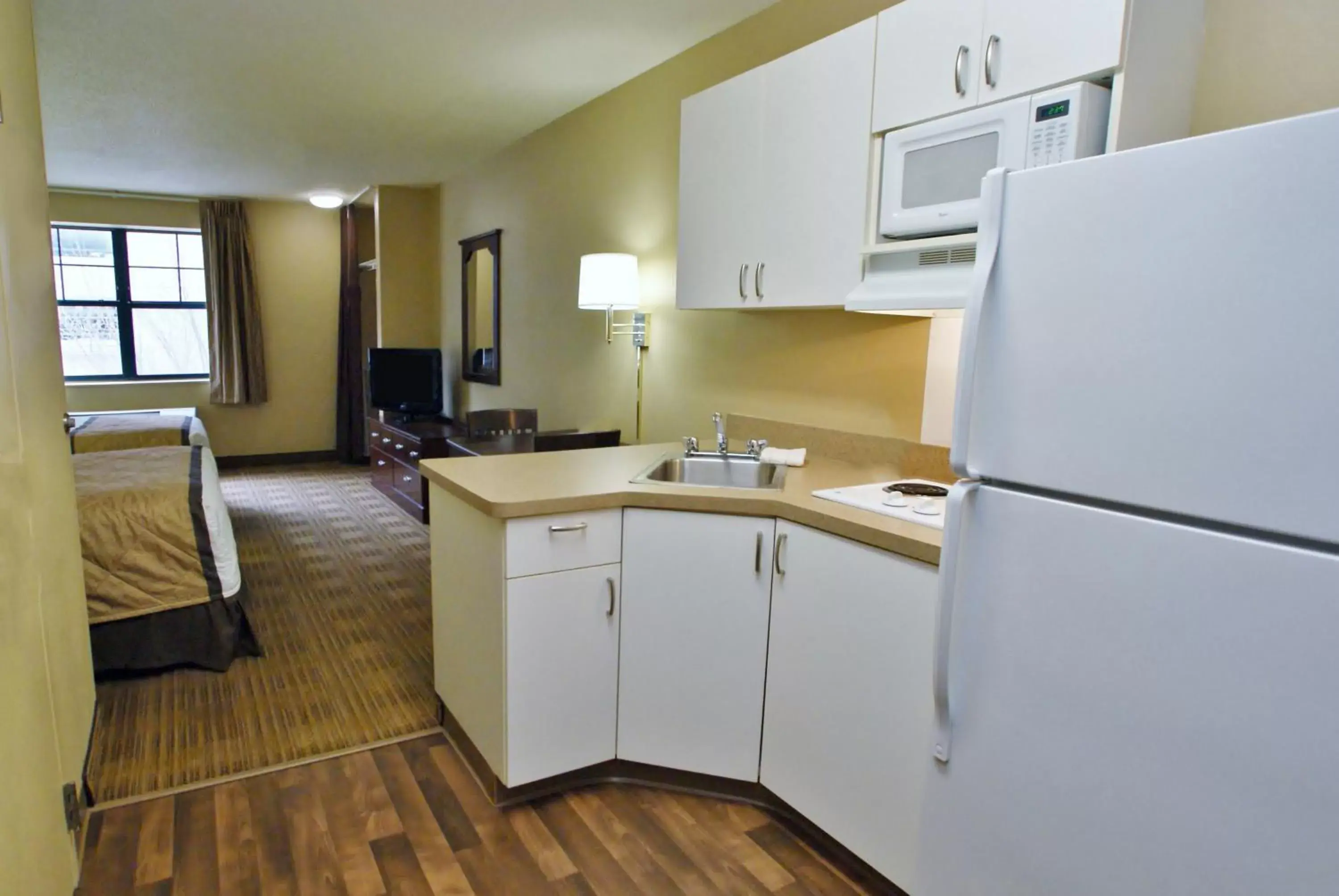 Bed, Kitchen/Kitchenette in Extended Stay America Suites - Portland - Beaverton Hillsboro - Eider Ct