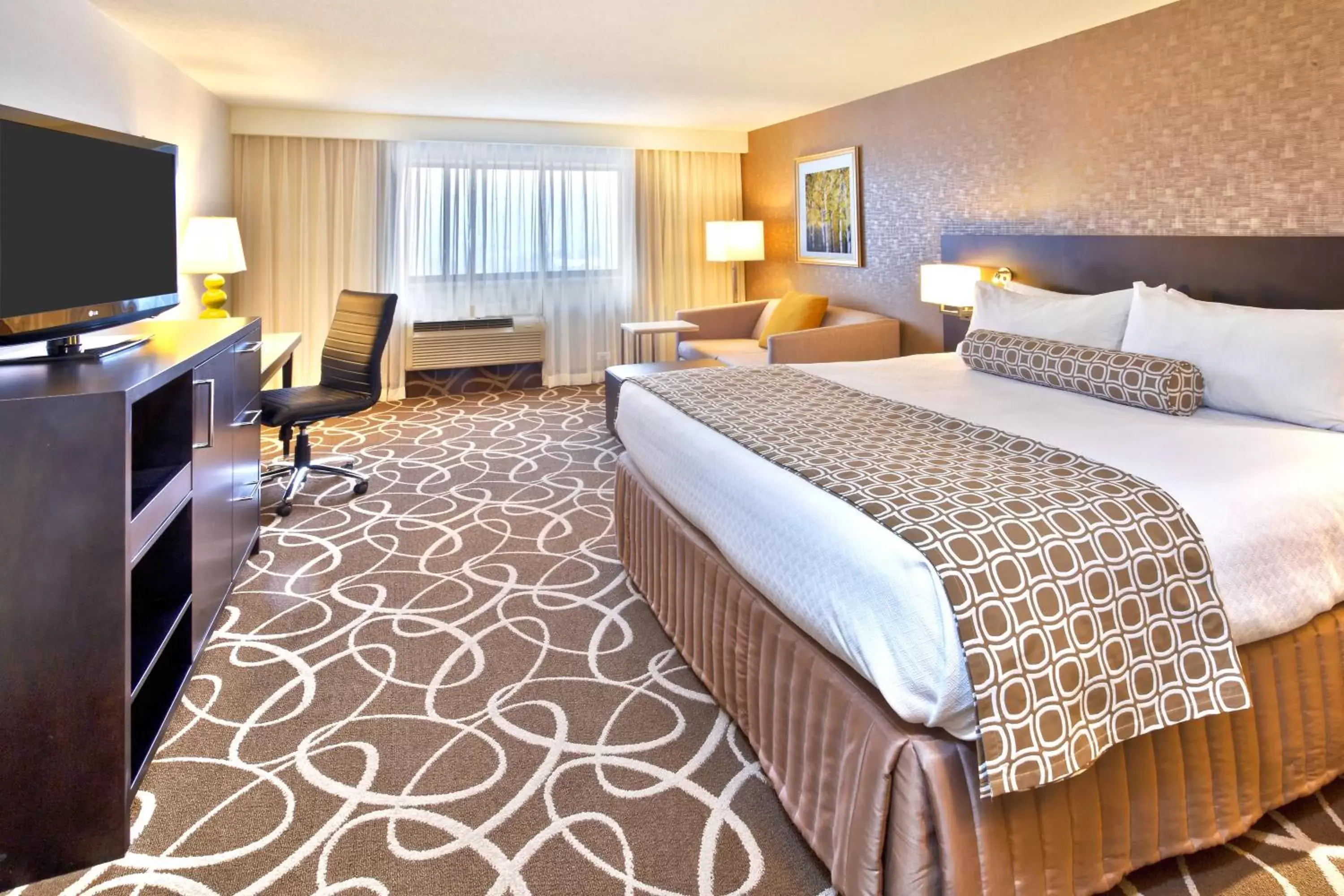 Photo of the whole room, Bed in Crowne Plaza Kitchener-Waterloo, an IHG Hotel