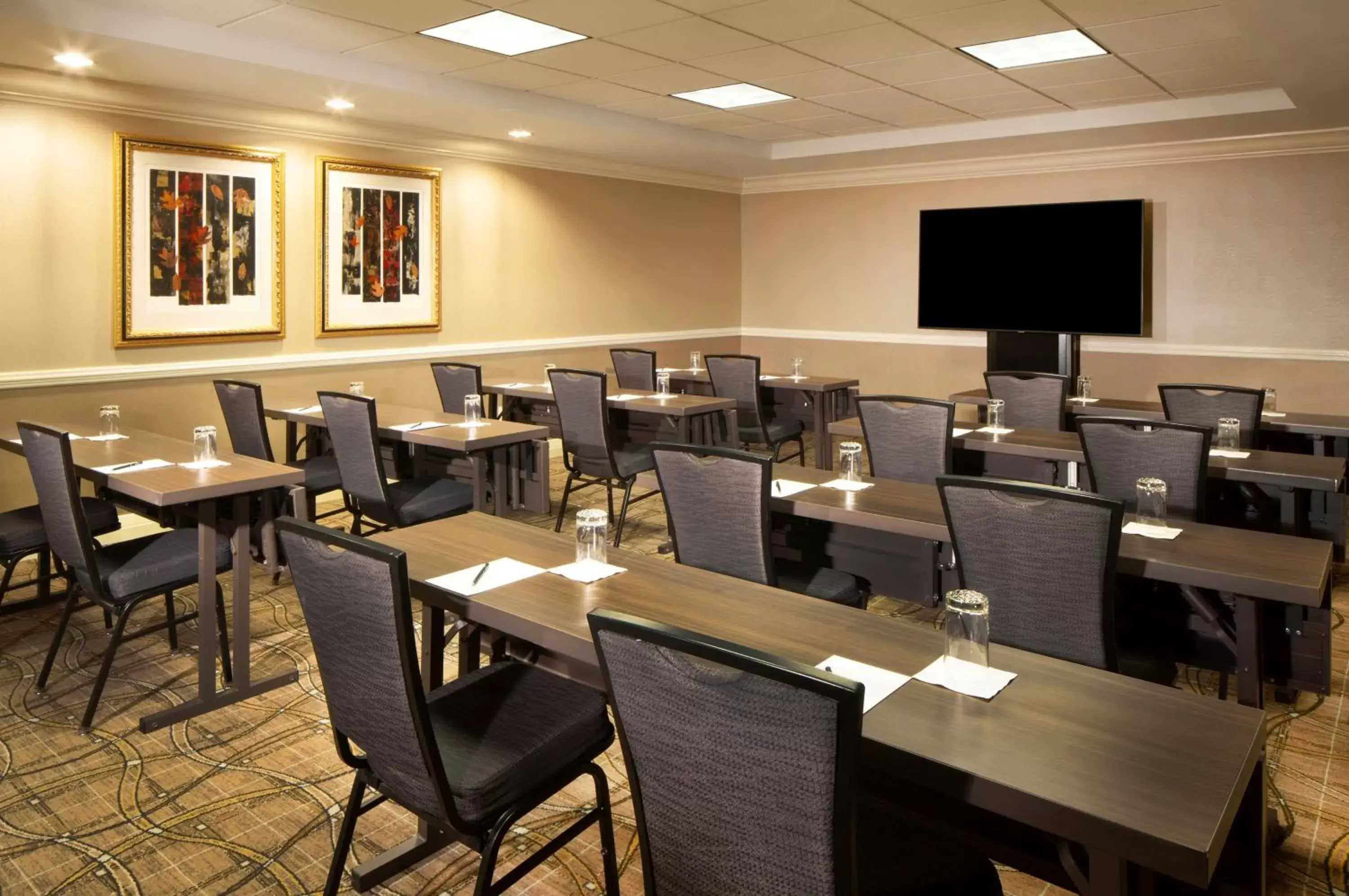 Meeting/conference room, Restaurant/Places to Eat in Hilton Alexandria Old Town