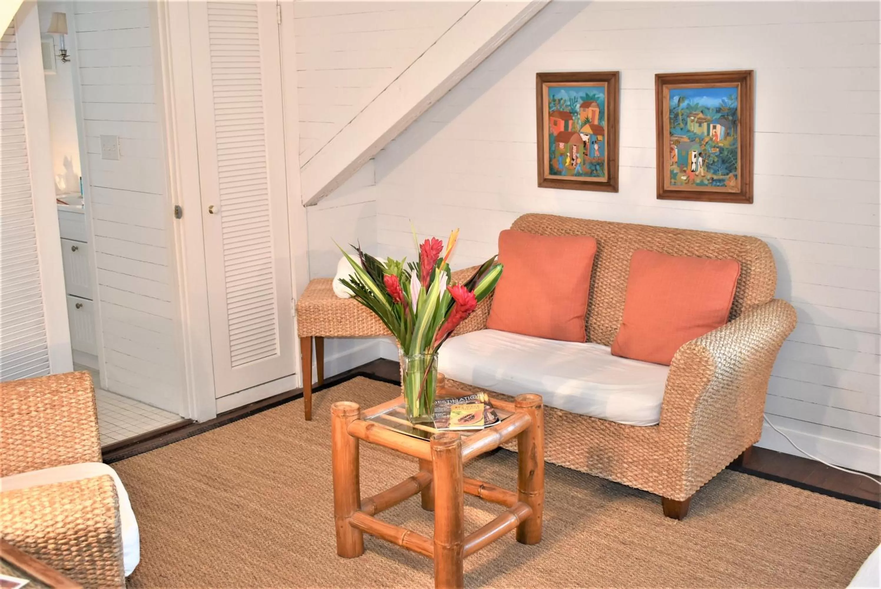 Seating area in Simonton Court Historic Inn & Cottages