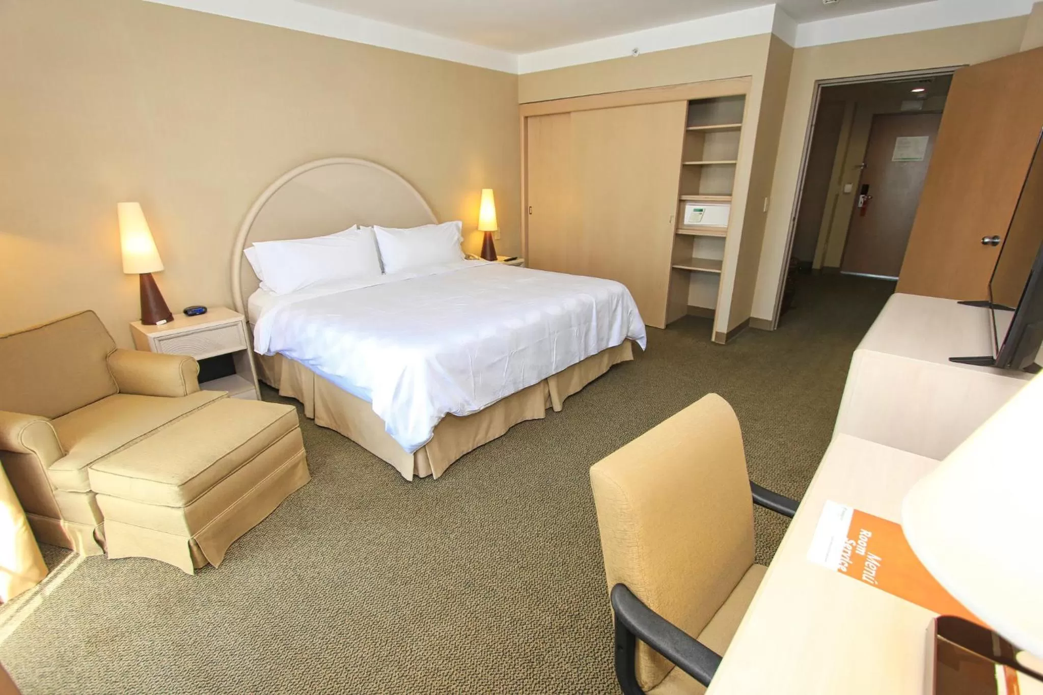 Photo of the whole room, Bed in Holiday Inn Leon-Convention Center by IHG