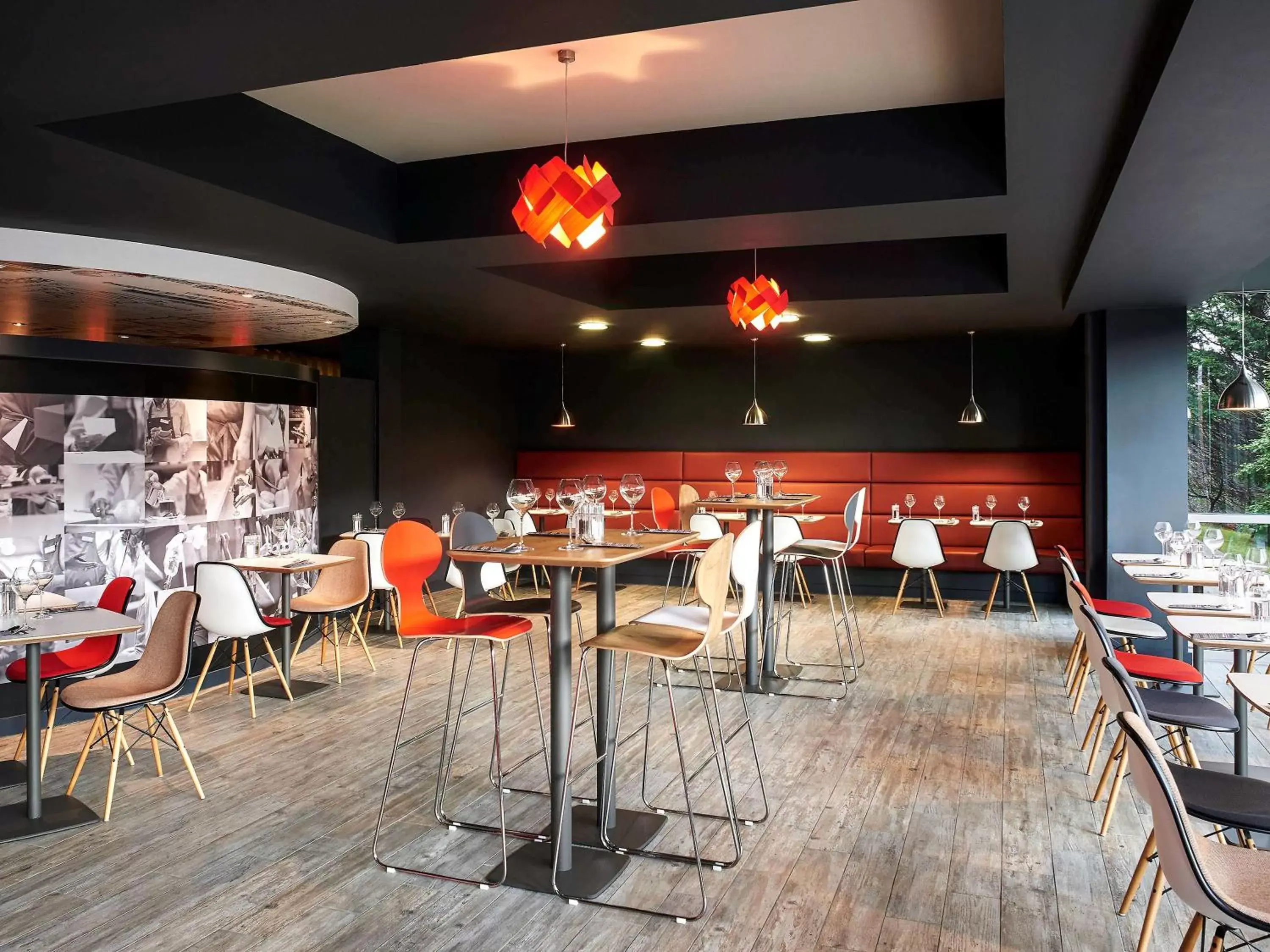 Restaurant/Places to Eat in ibis Swansea
