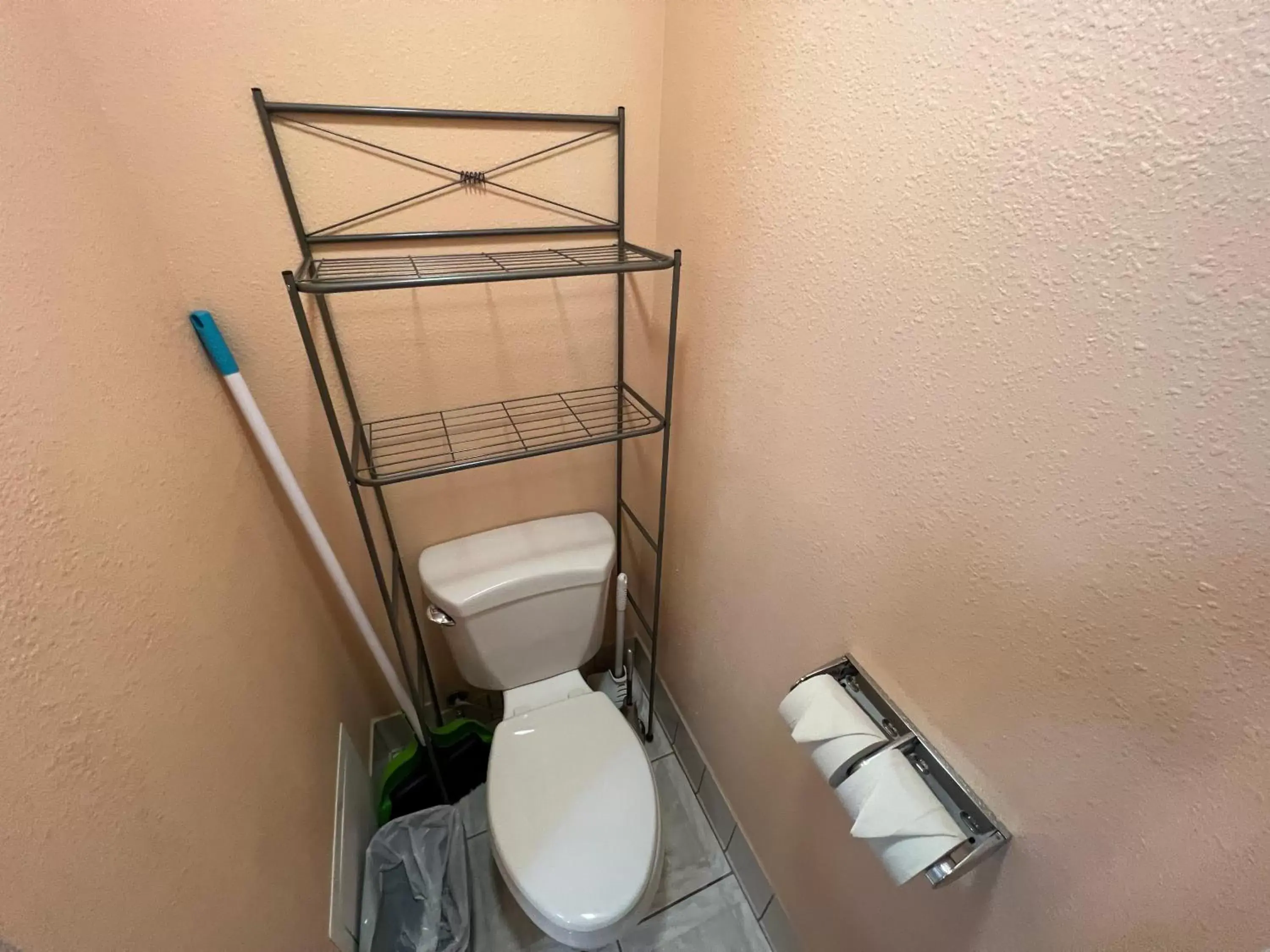 Bathroom in Frazier View Motel