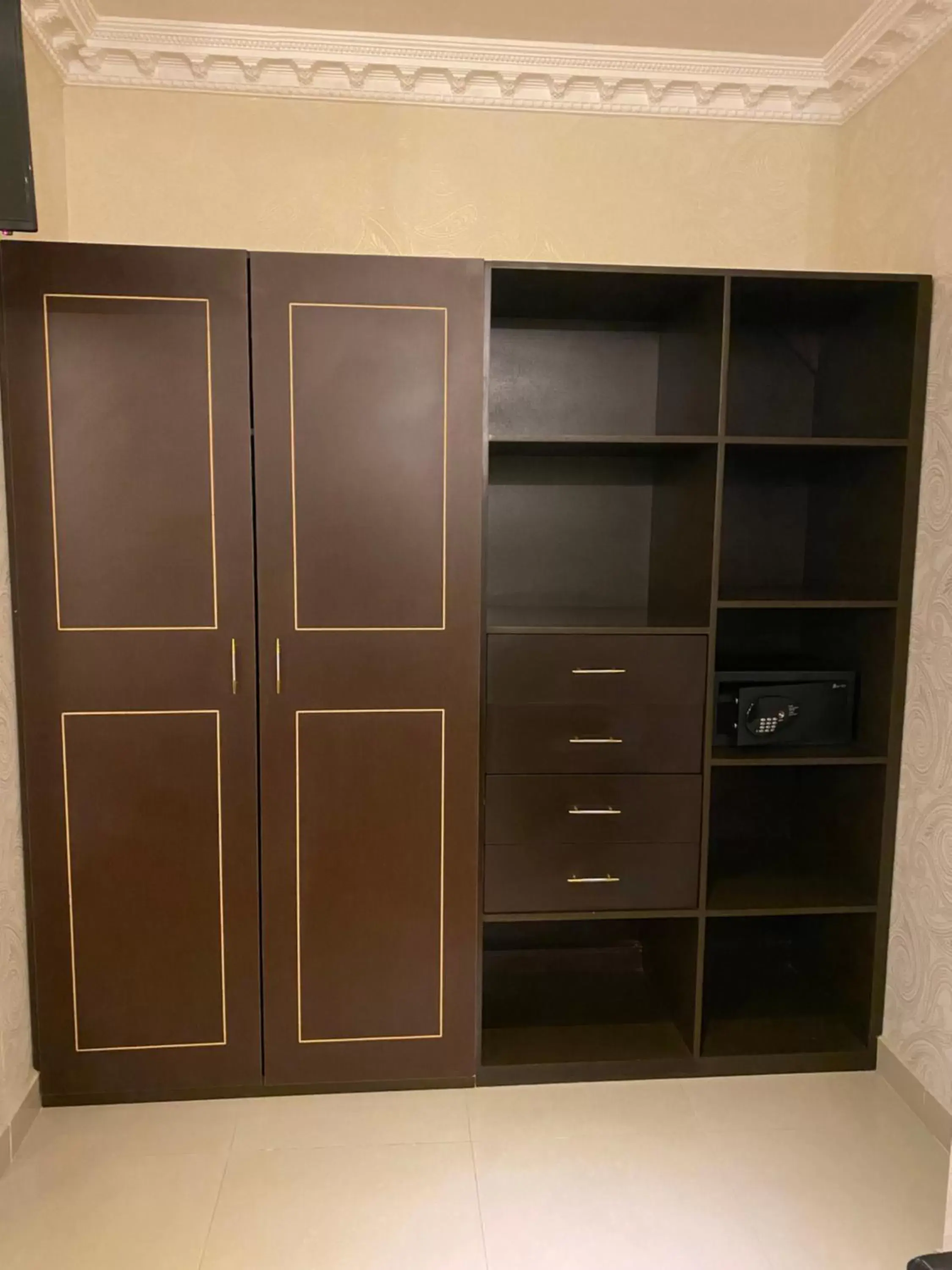 wardrobe in Hotel Palacio Maya