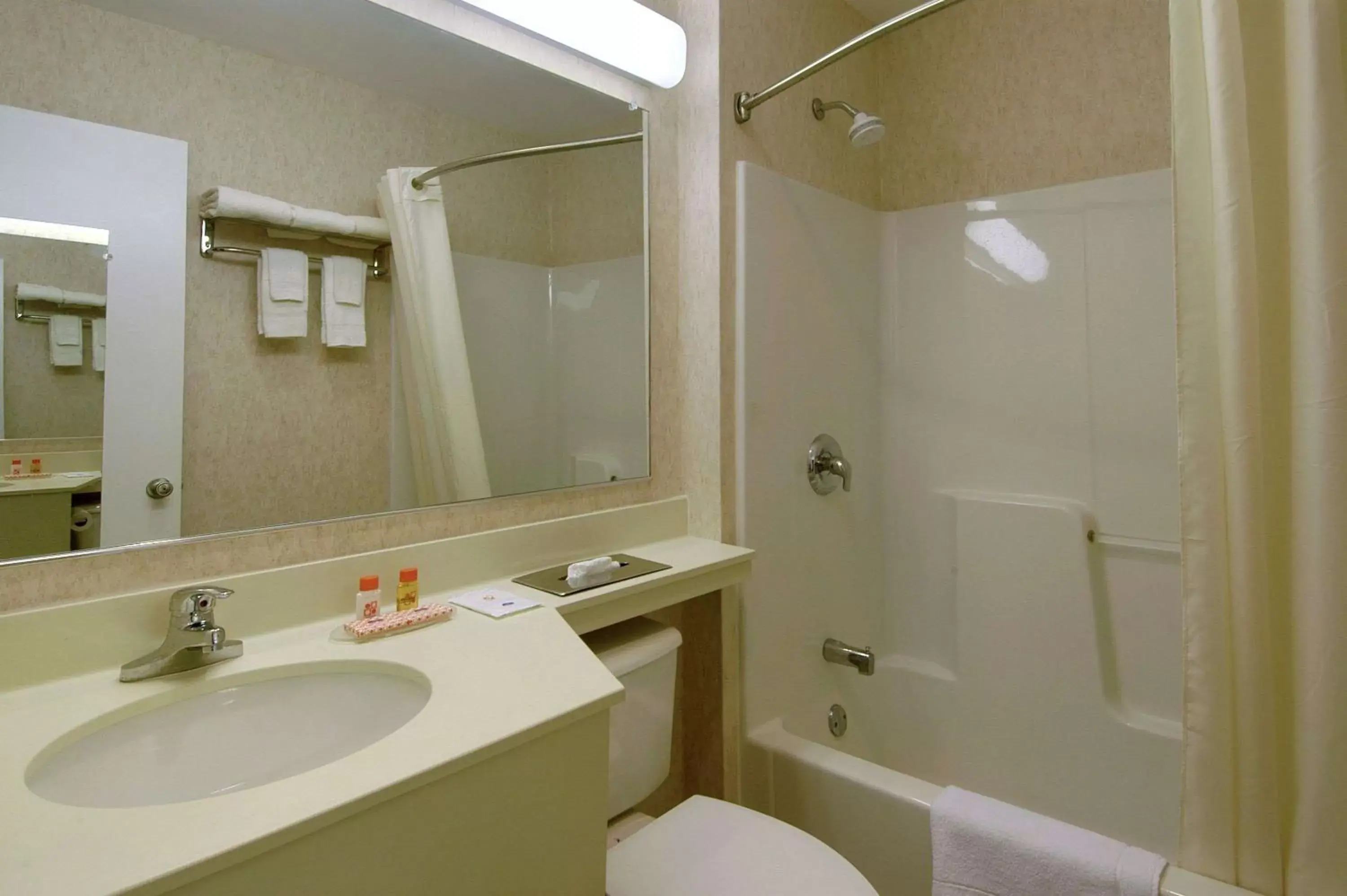 Photo of the whole room, Bathroom in Howard Johnson by Wyndham Williamstown