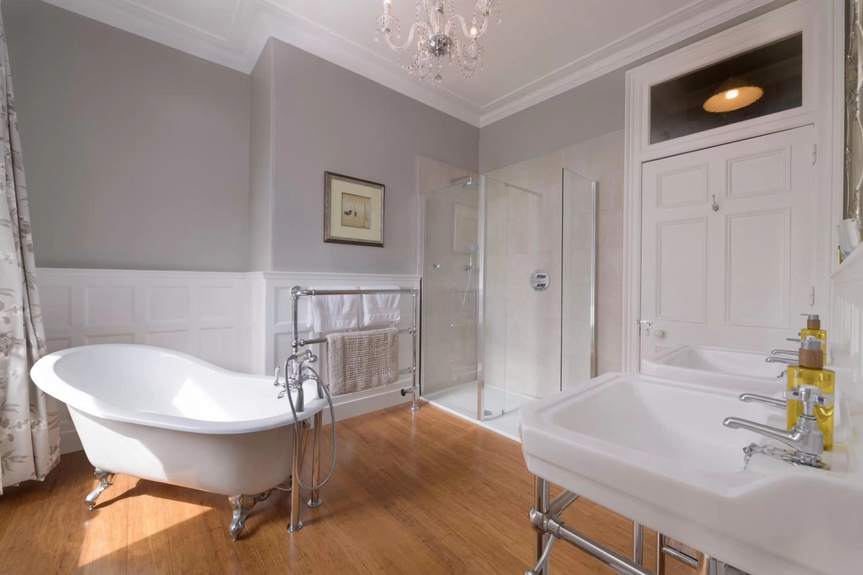 Bathroom in Lys-Na-Greyne Country House