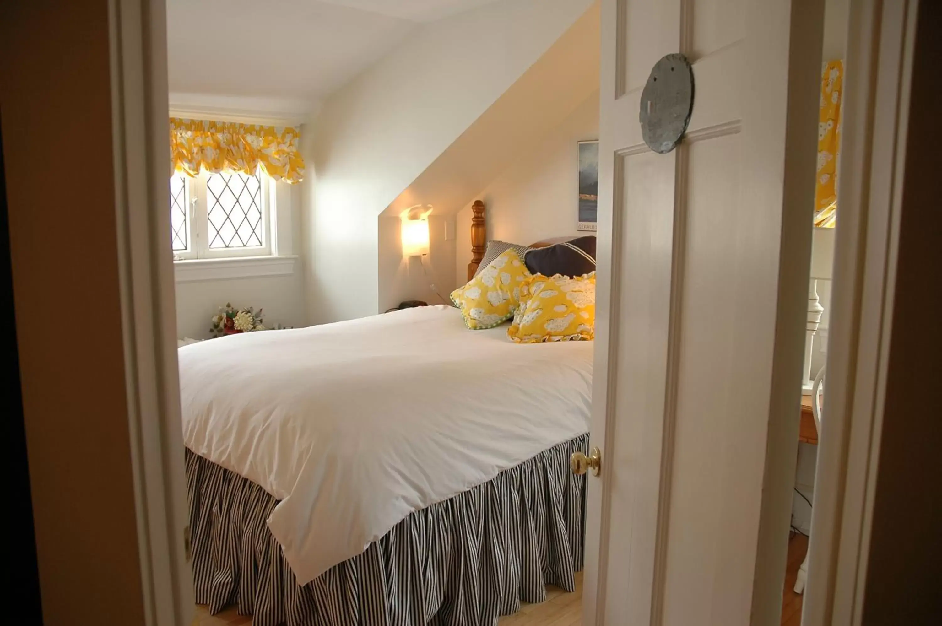 Bedroom, Bed in Leaside Manor