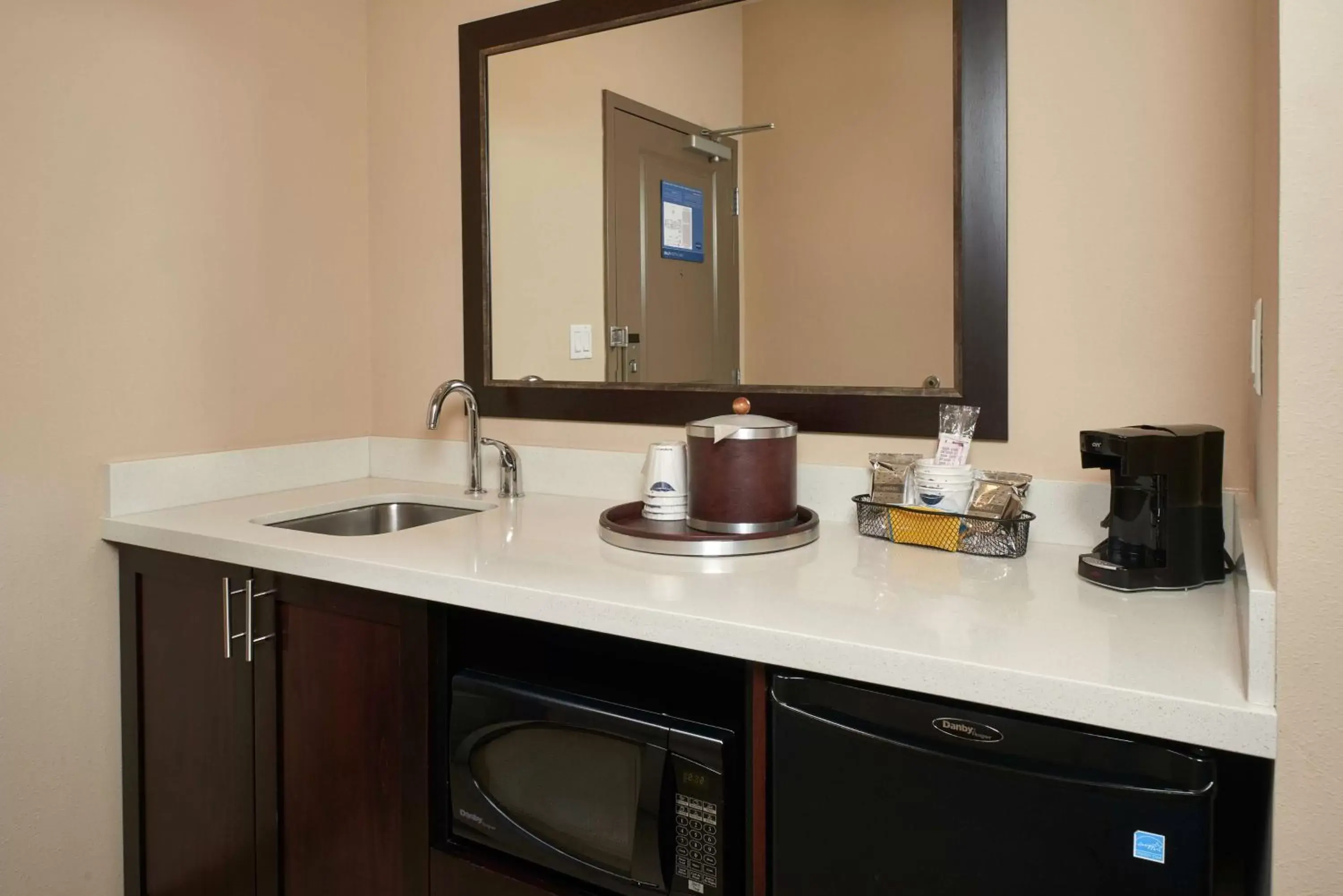 Kitchen or kitchenette, Kitchen/Kitchenette in Hampton Inn & Suites Portland/Vancouver