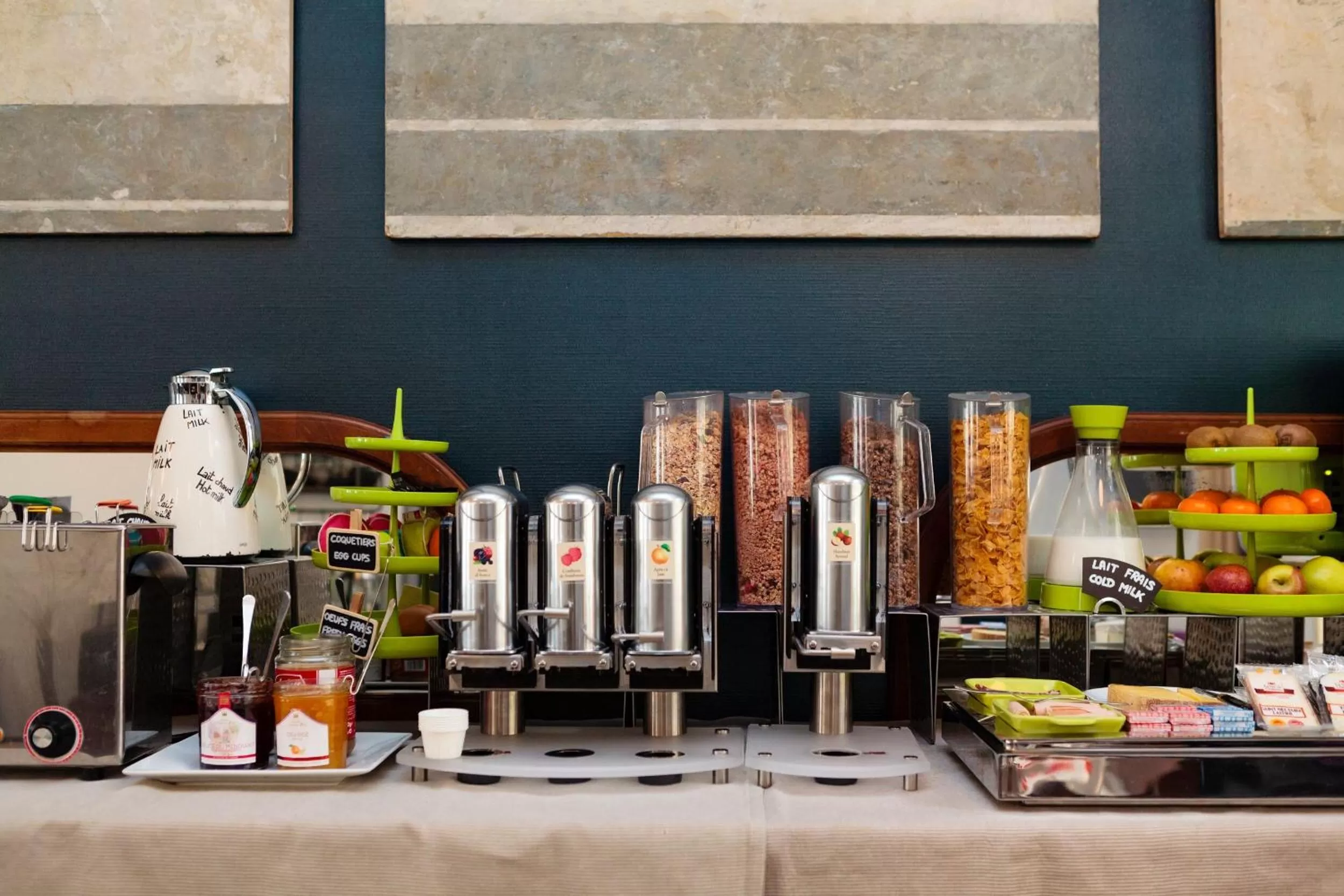 Breakfast in The Originals Boutique, Hôtel Victoria, Fontainebleau