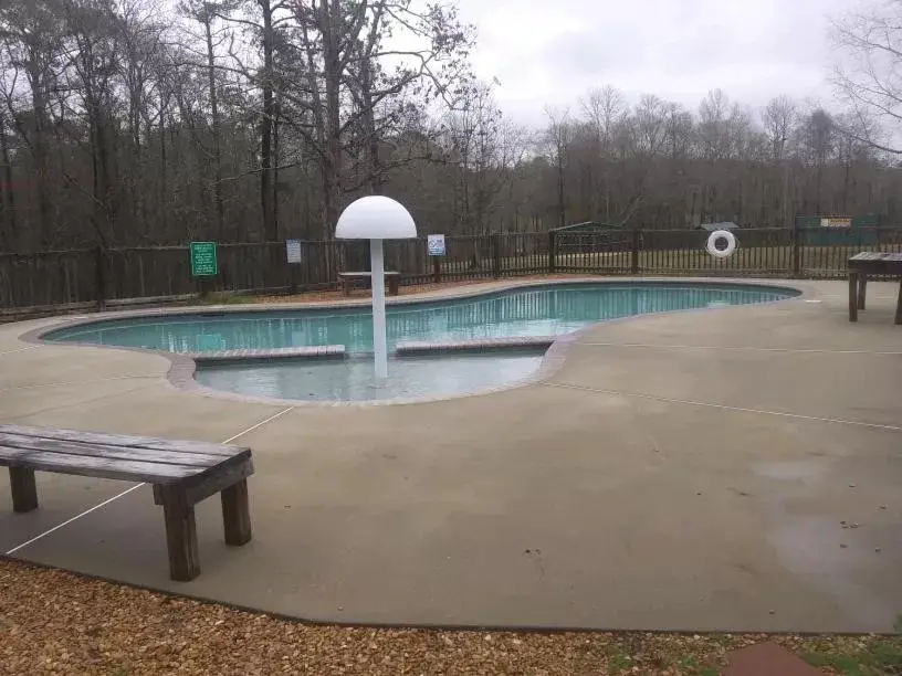 Property building, Swimming Pool in Whispering Creek Lodging & RV Resort