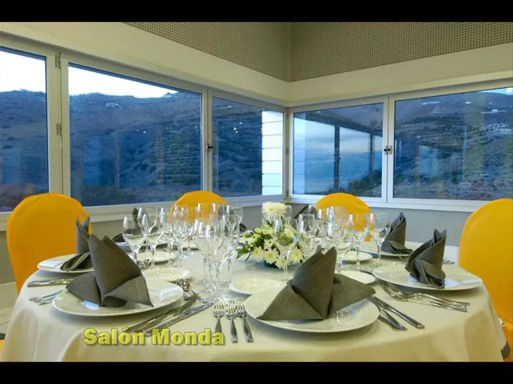 Restaurant/Places to Eat in Hotel Salobreña Suites