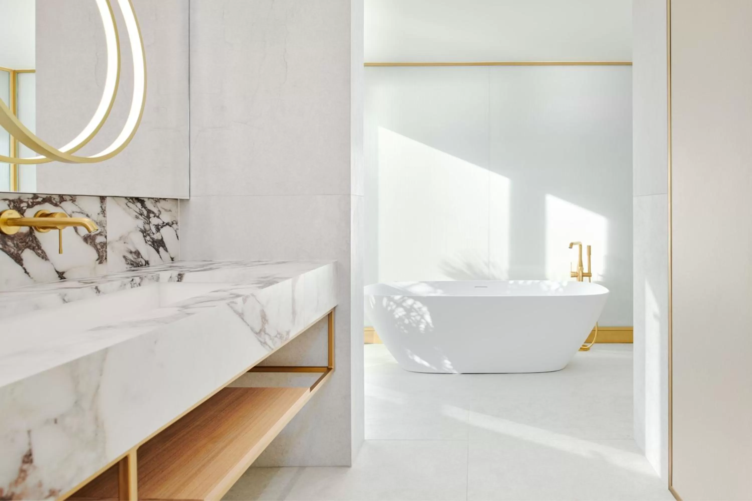 Bathroom, Bed in Le Meridien Lav Split