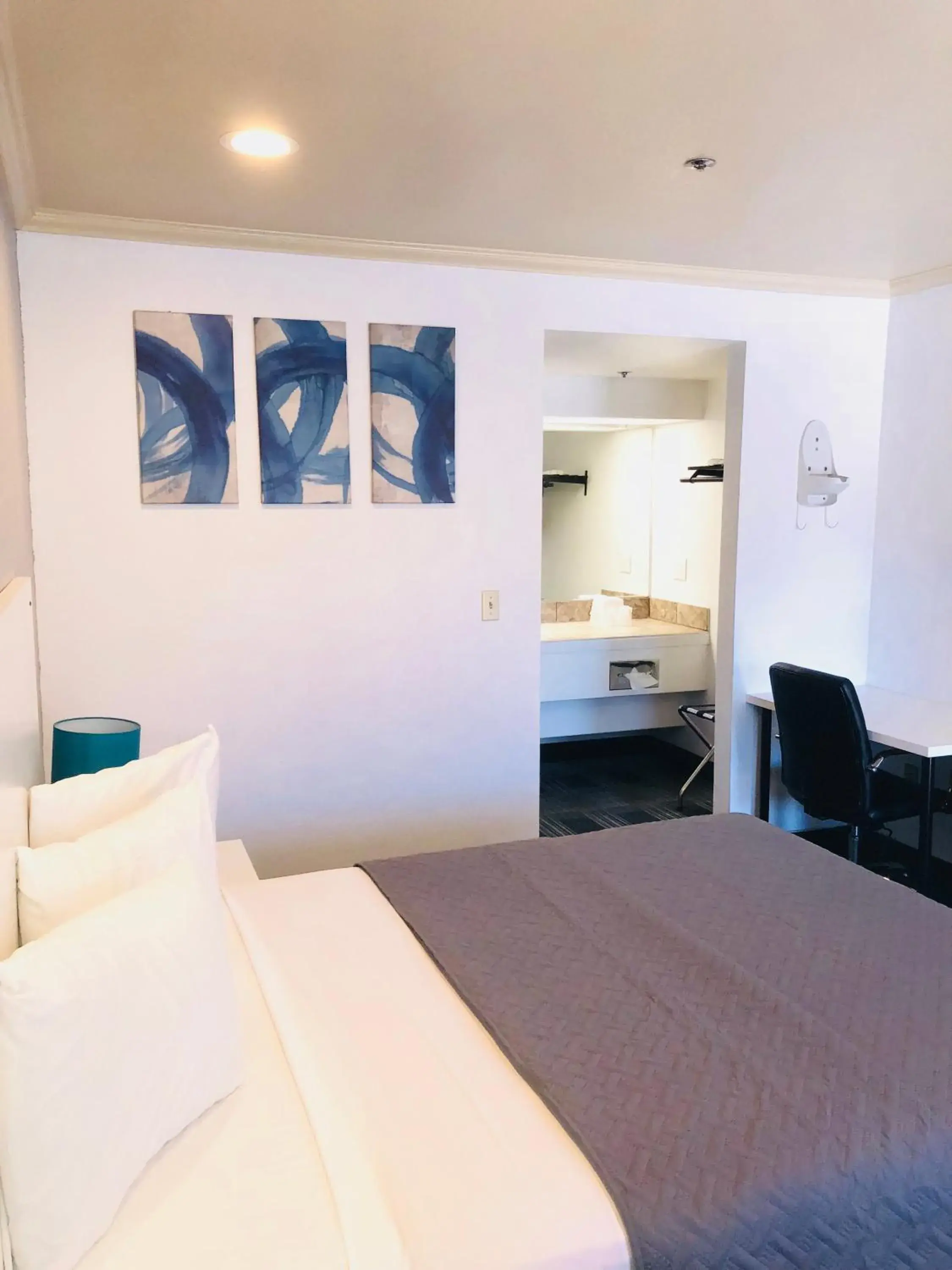 Queen Room - Non-Smoking in BridgePoint Inn Daly City Queen Room - Non-Smoking in BridgePoint Inn Daly City