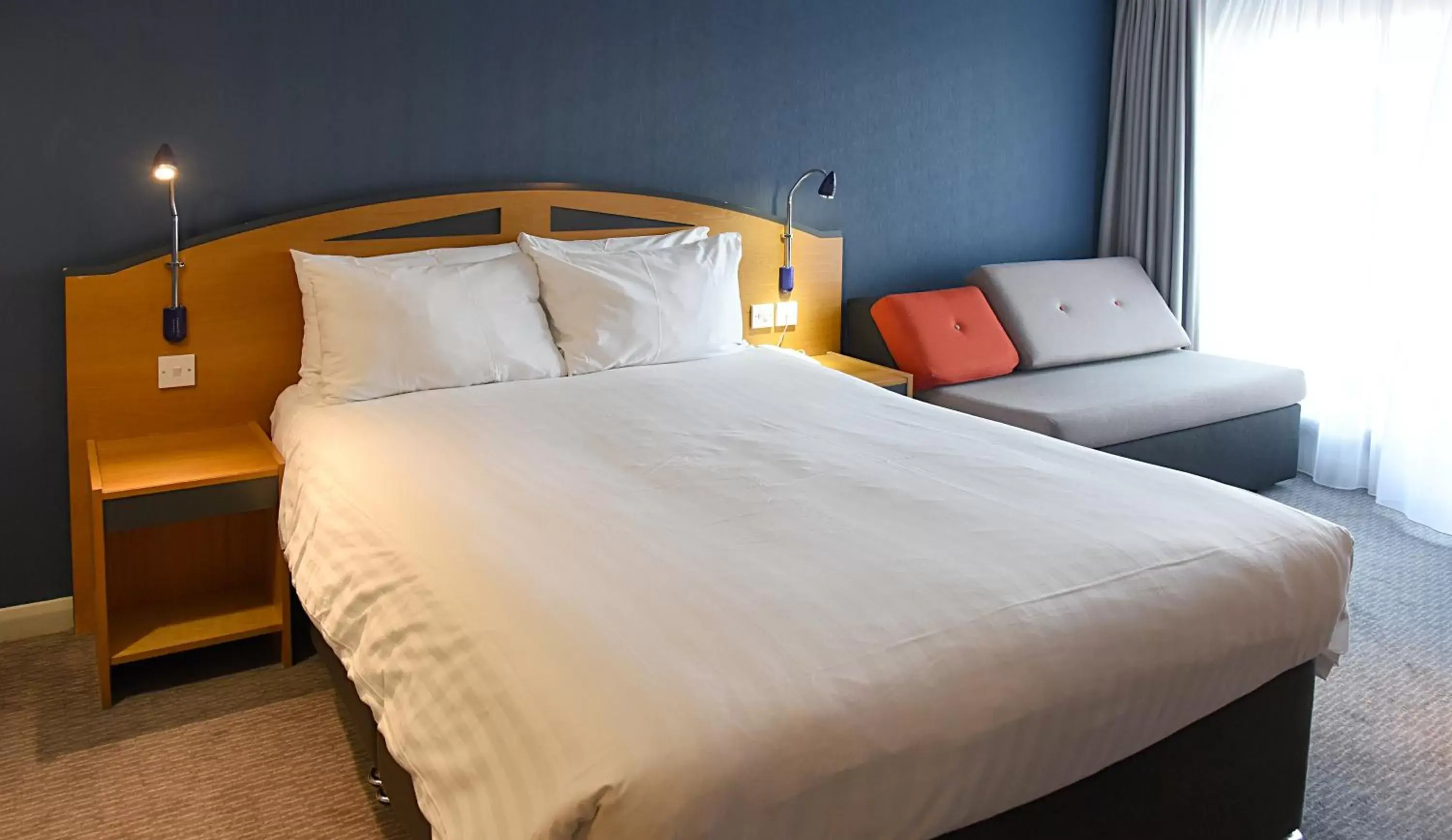 Bed in Holiday Inn Express Liverpool-Albert Dock, an IHG Hotel