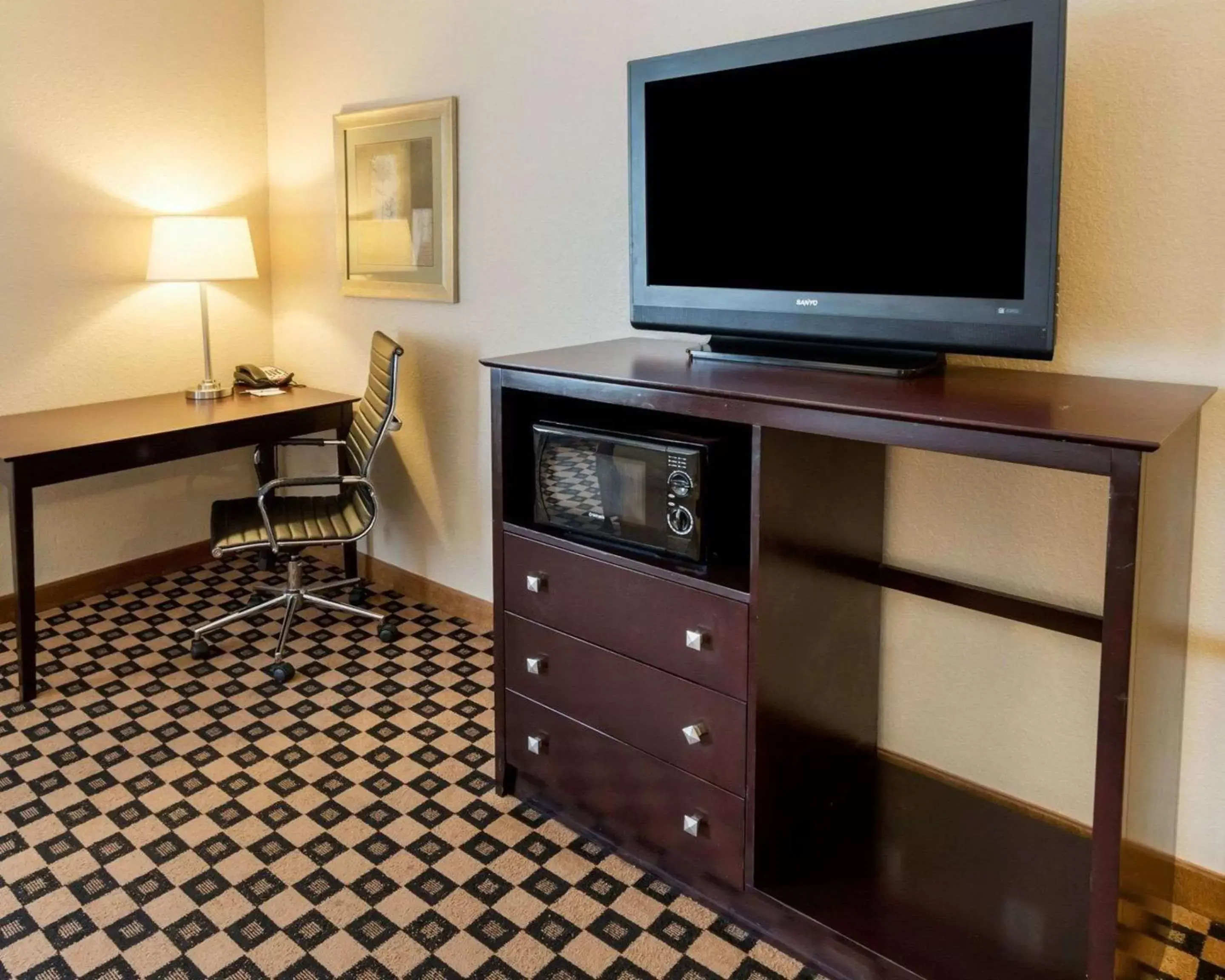 TV and multimedia, TV/Entertainment Center in Quality Inn and Suites Groesbeck