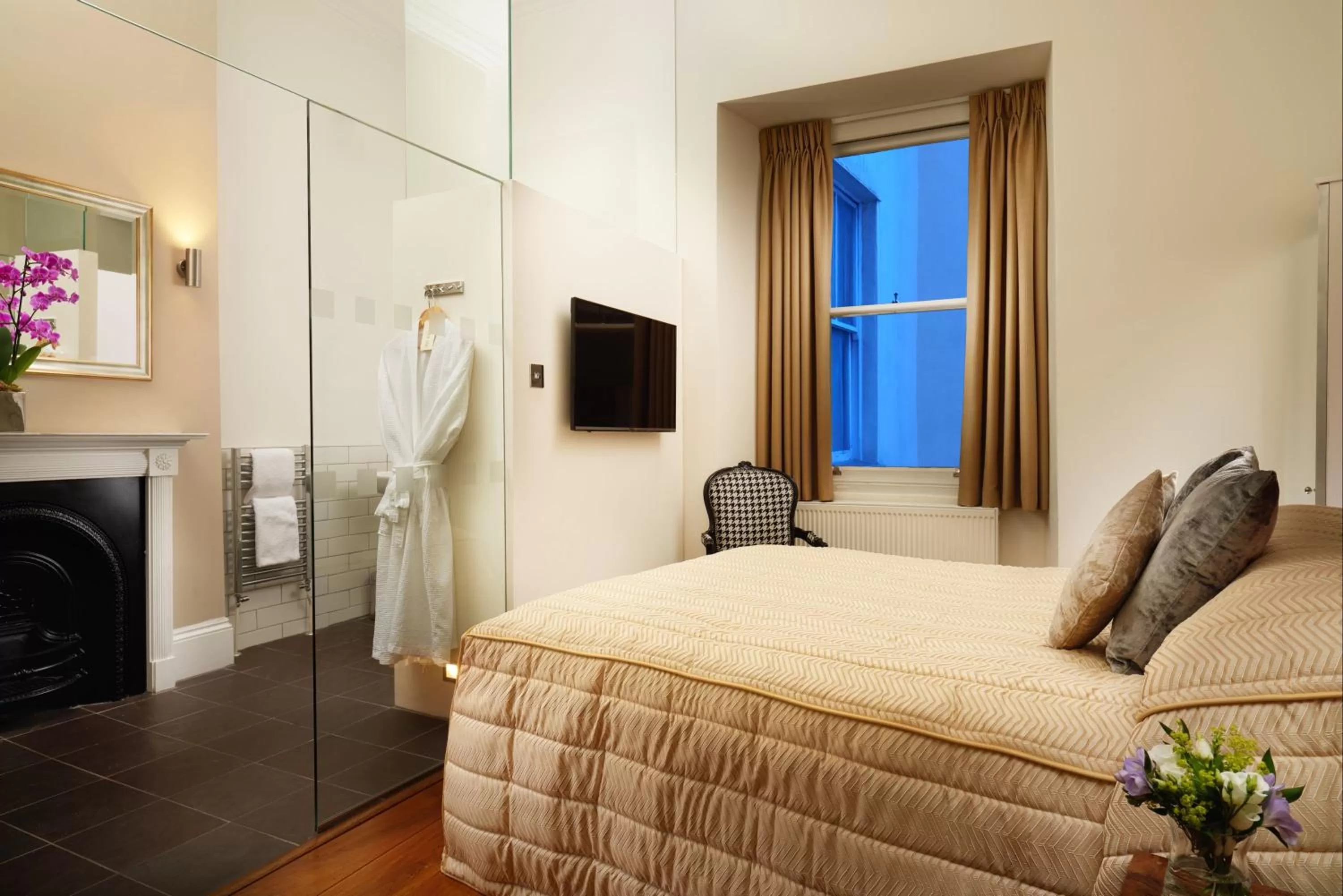 Bathroom, Bed in Berkeley Suites