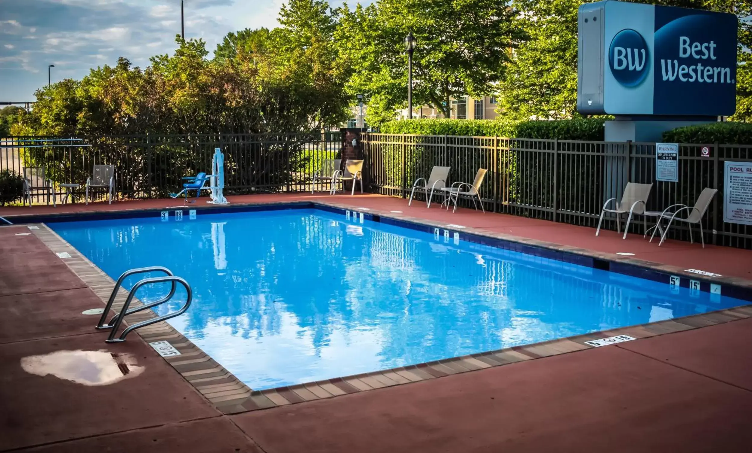 Swimming Pool in Best Western Hampton Coliseum Inn