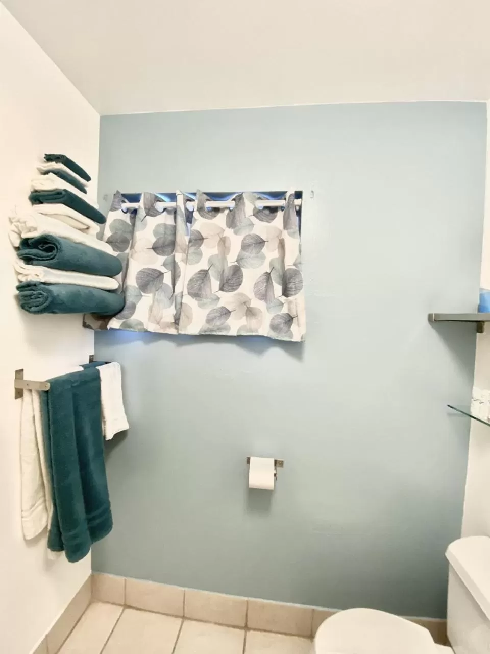 Bathroom in Bluebird Day Inn & Suites