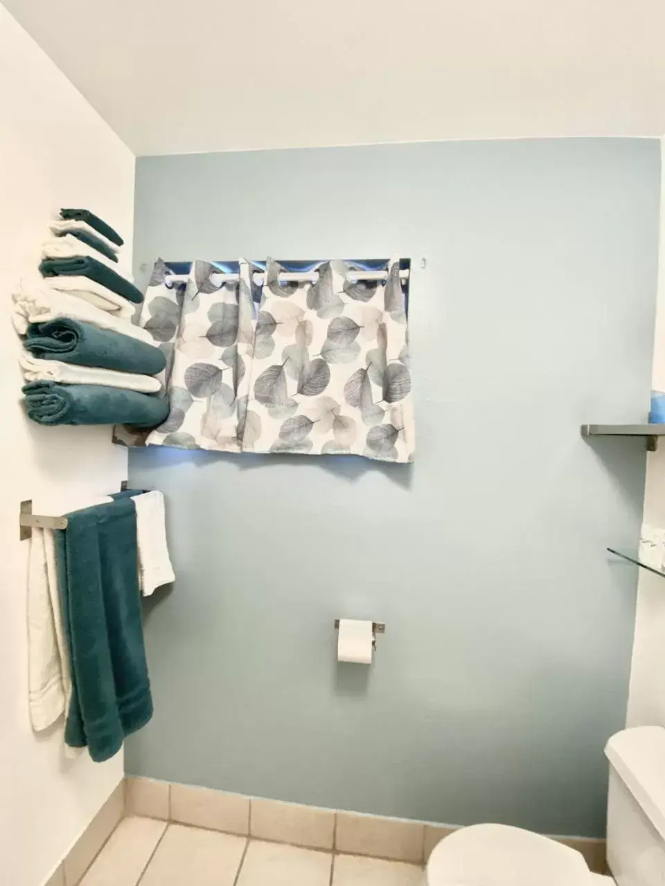 Bathroom in Bluebird Day Inn & Suites Bathroom in Bluebird Day Inn & Suites