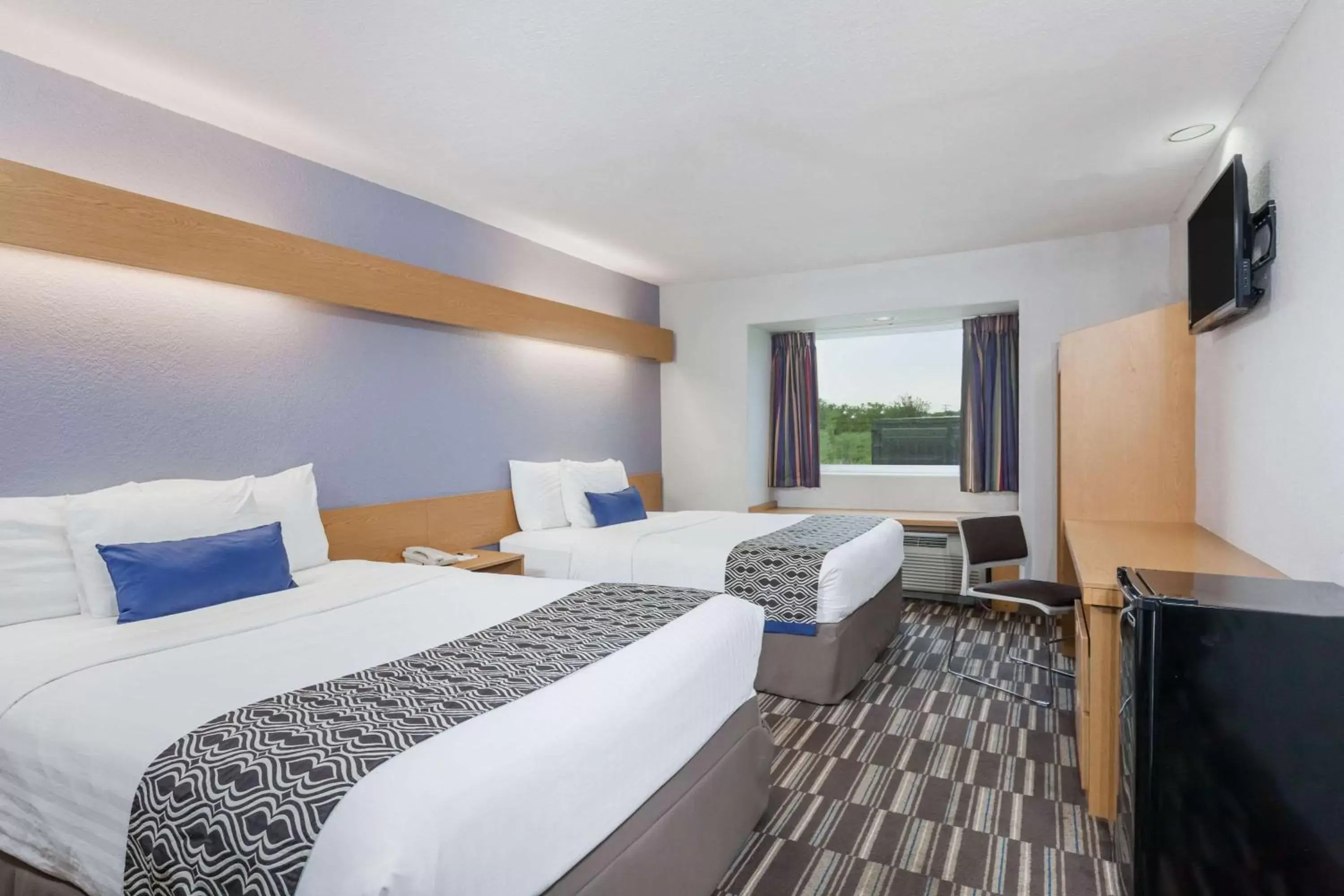 Photo of the whole room, Bed in Microtel Inn by Wyndham Ardmore