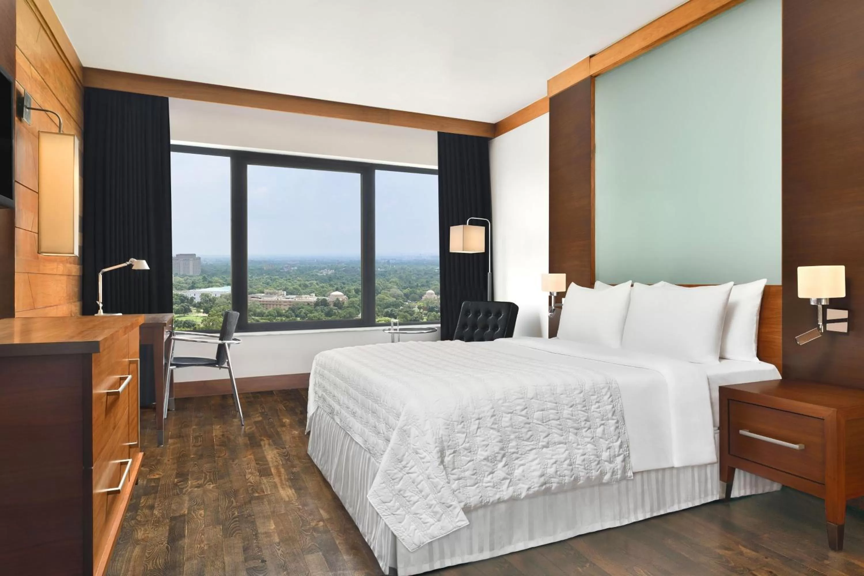 Photo of the whole room, Bed in Le Meridien New Delhi