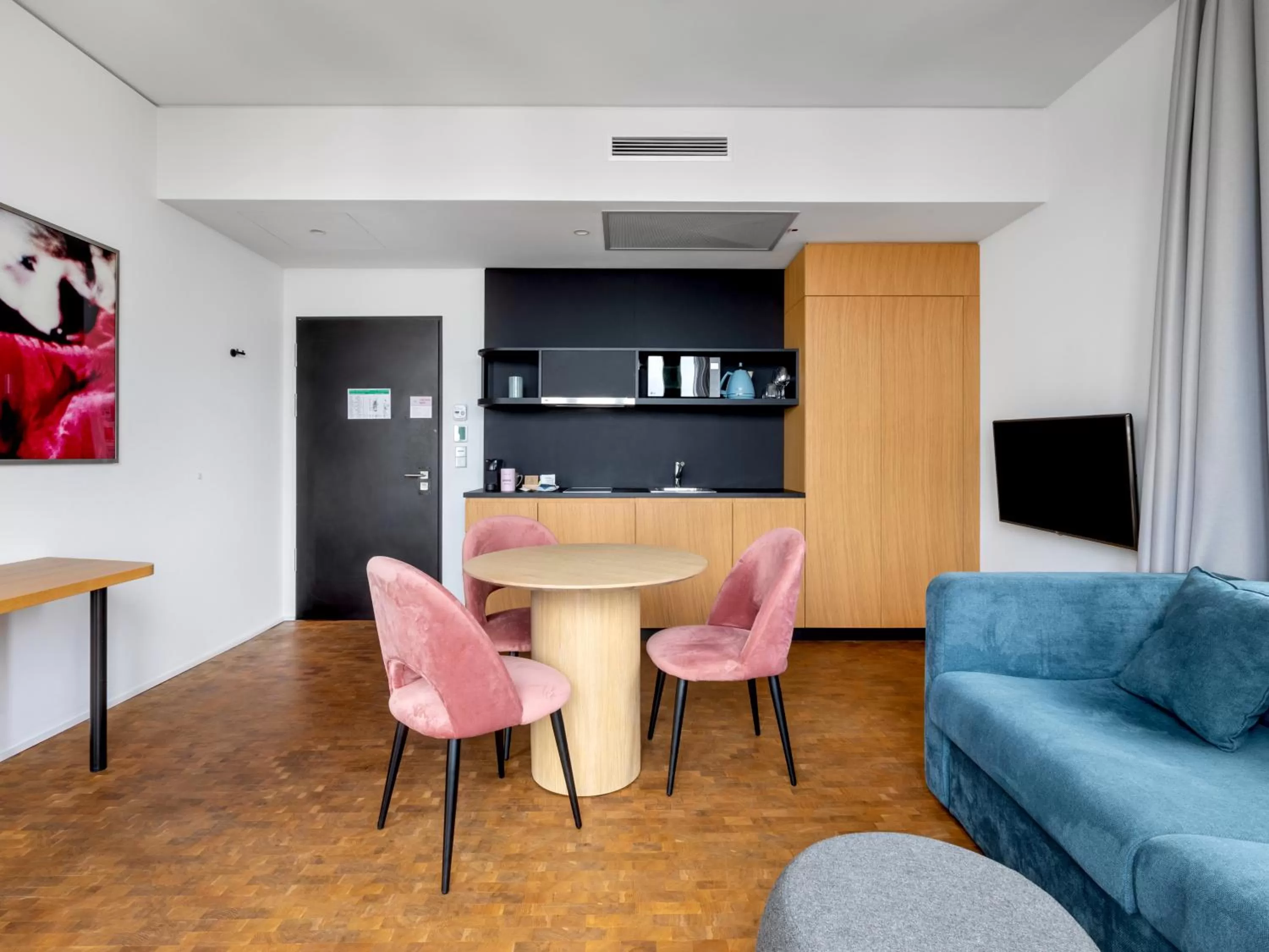 Extra Large Studio with Kitchenette, Balcony and Sofa Bed in Numa Berlin Drift