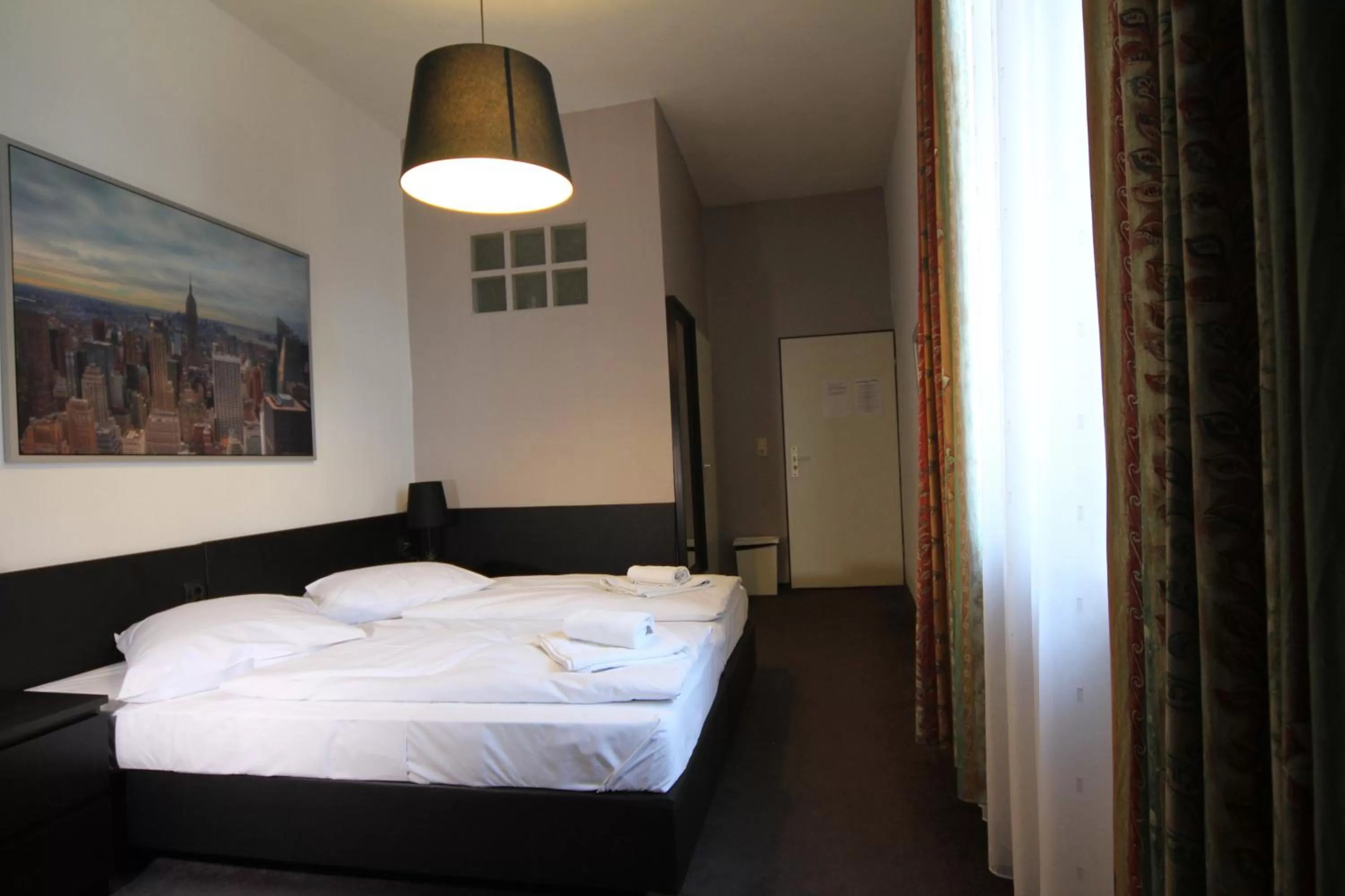 Photo of the whole room, Bed in Carlton Hotel