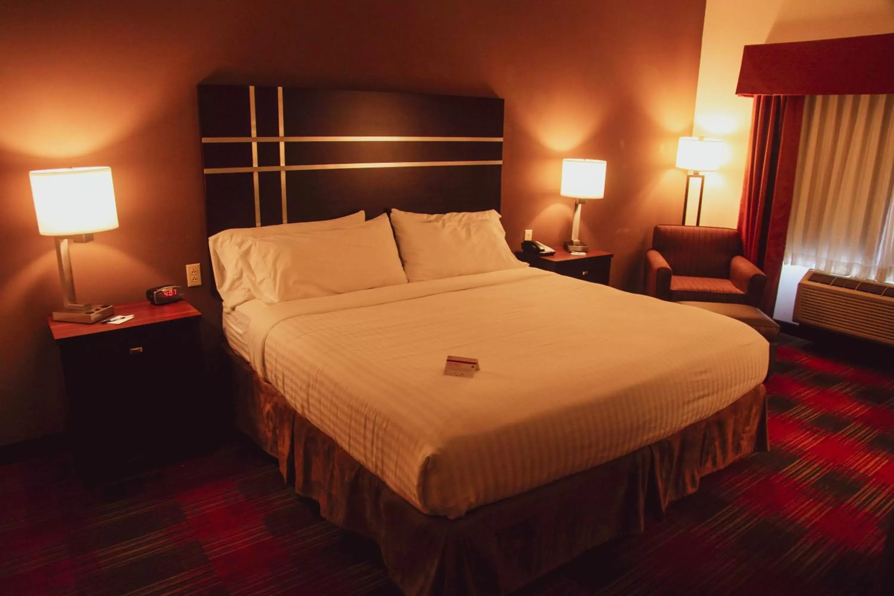 Photo of the whole room, Bed in Holiday Inn Express & Suites Cumberland - La Vale, an IHG Hotel
