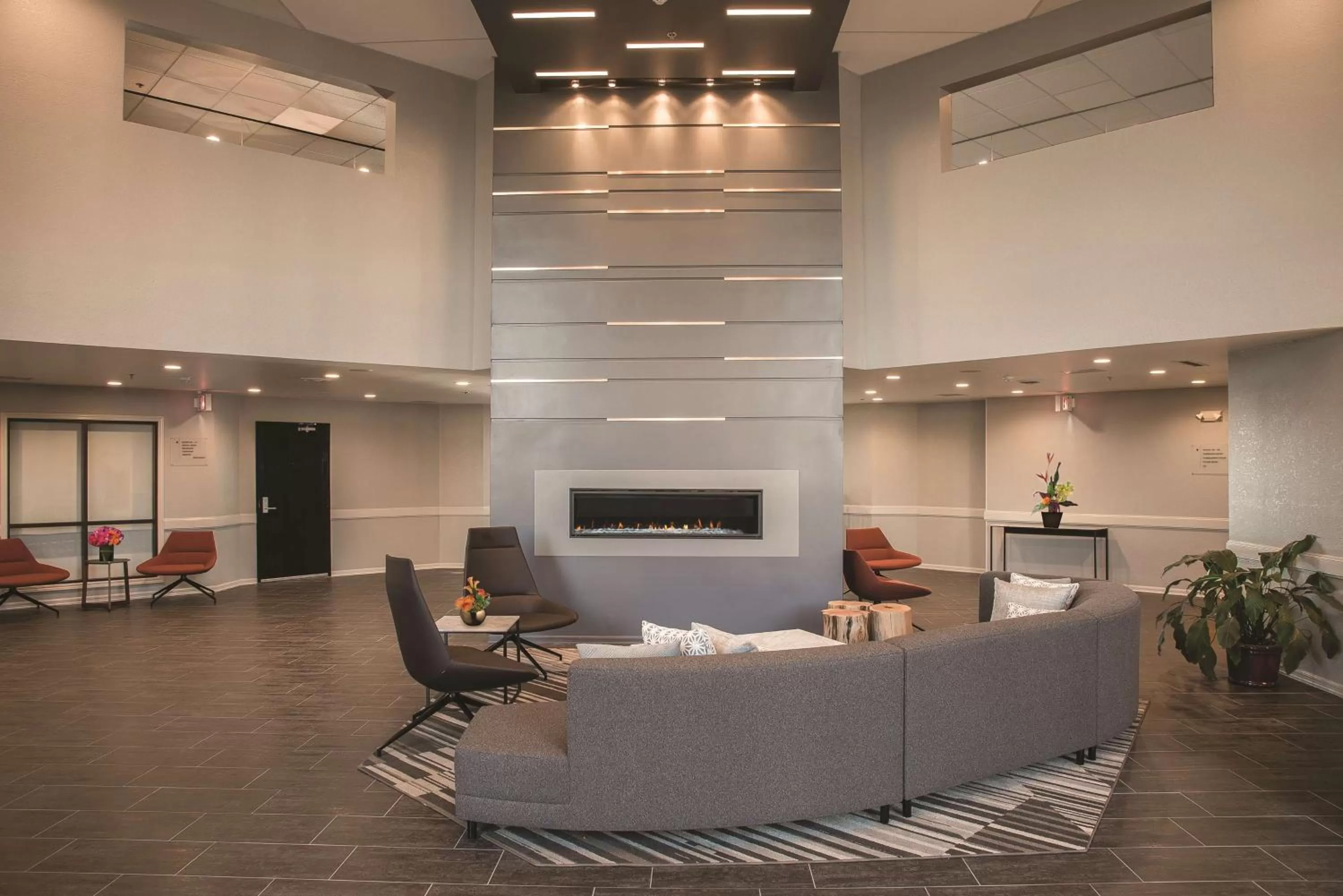 Lobby or reception in DoubleTree by Hilton Racine Harbourwalk