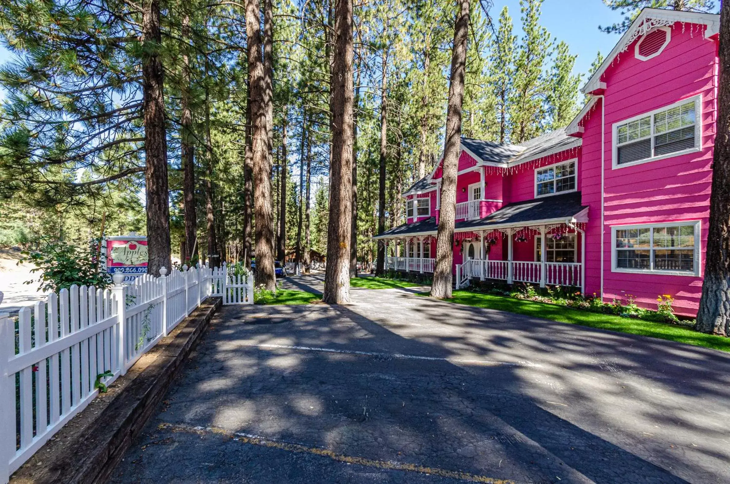 Property Building in Apples Bed and Breakfast Inn