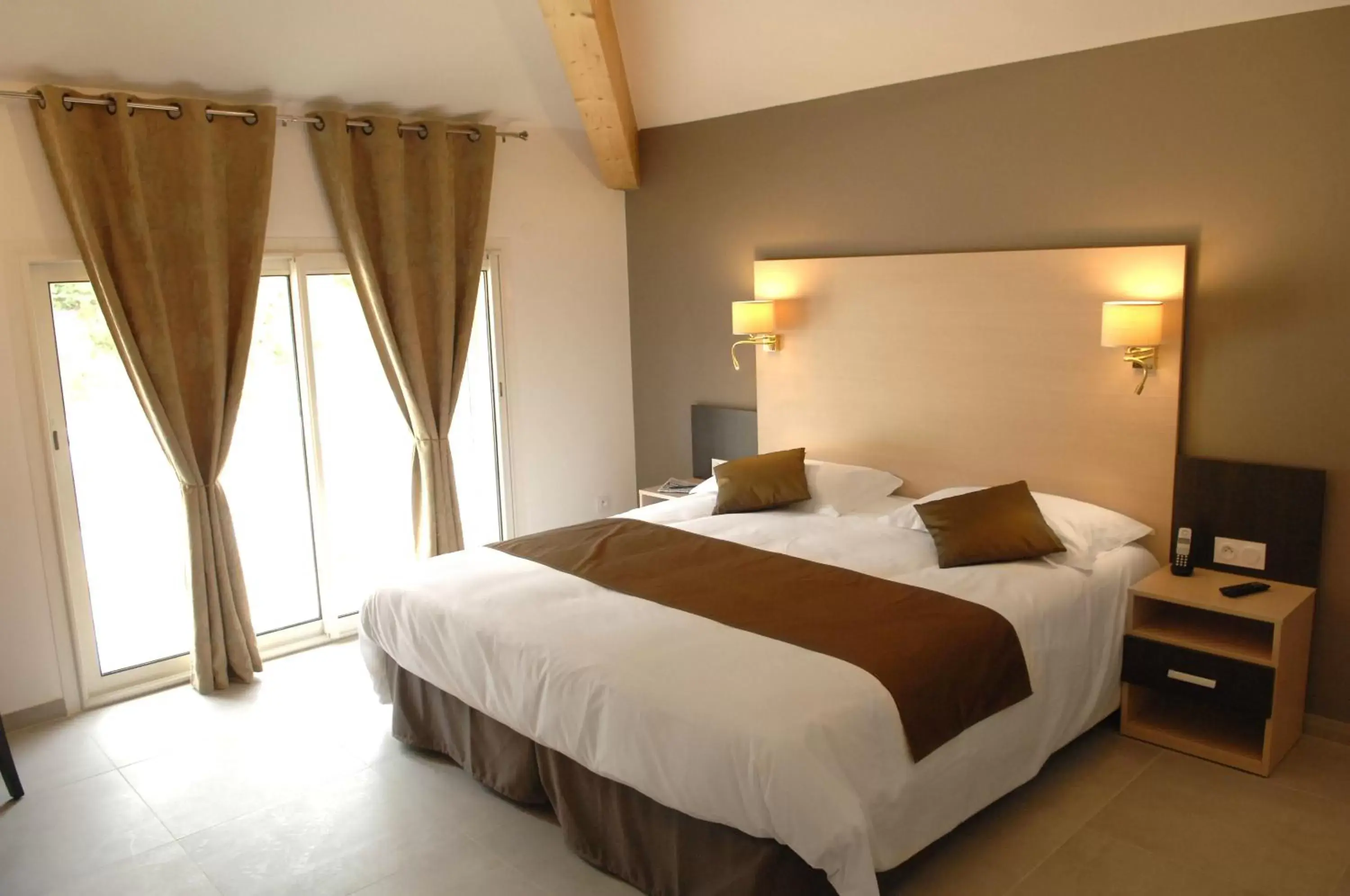 Bedroom, Bed in The Originals City, Hôtel Les Bastides du Gapeau
