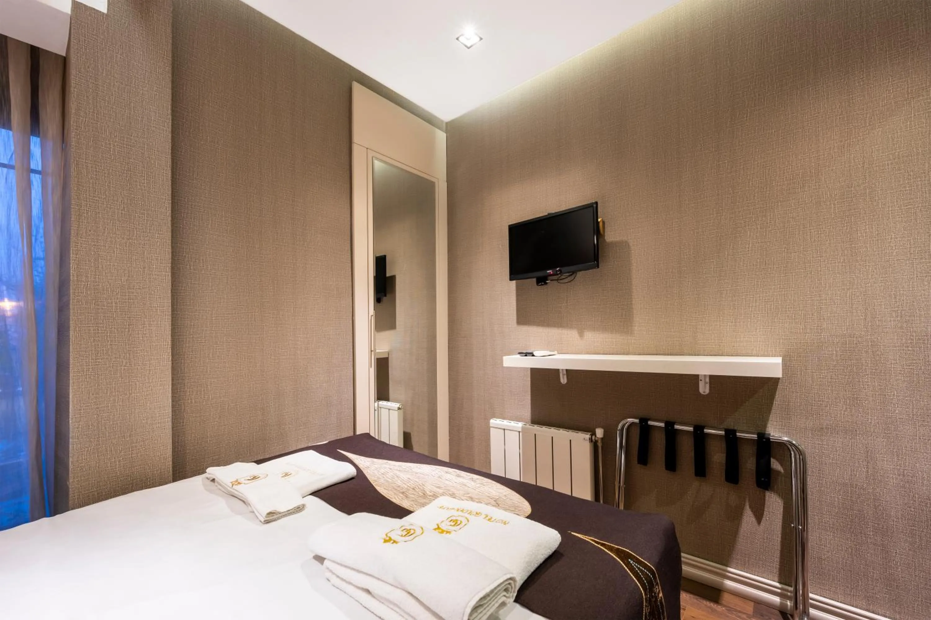 TV and multimedia in Golden Gate Hotel Topkapı