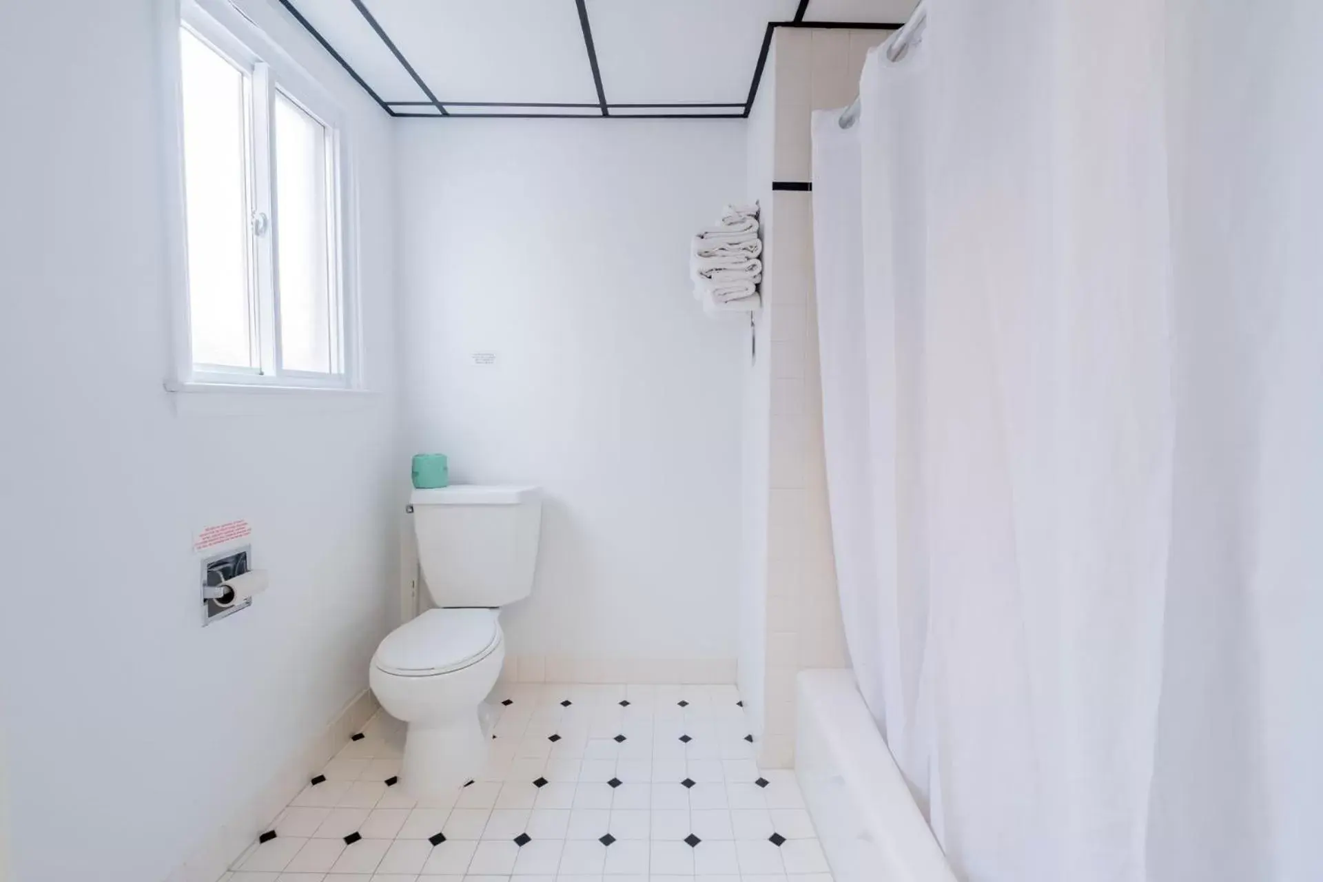 Bathroom in Heart of Wildwood Motel