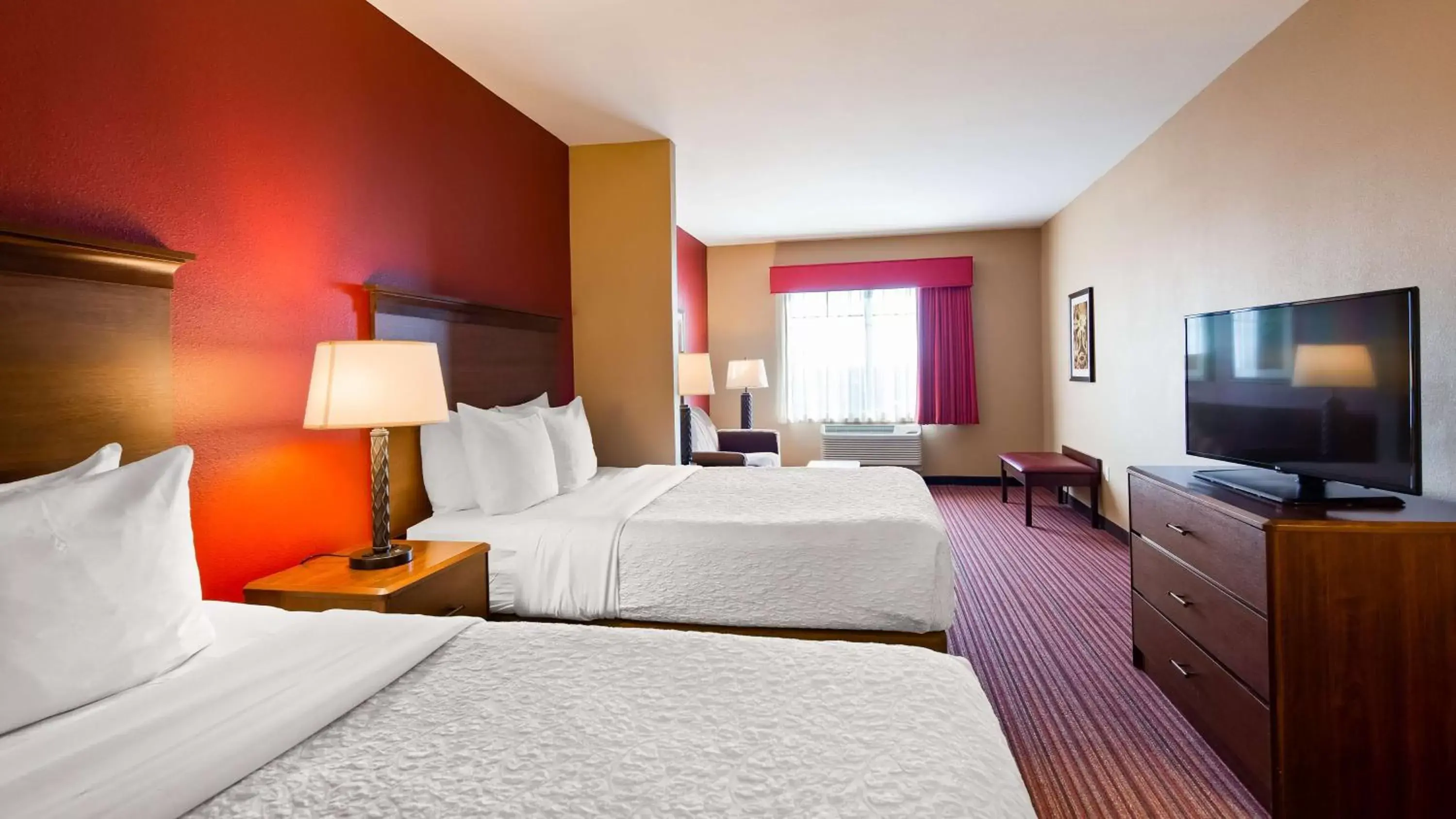 Photo of the whole room, Bed in Best Western Plus Hudson Hotel & Suites