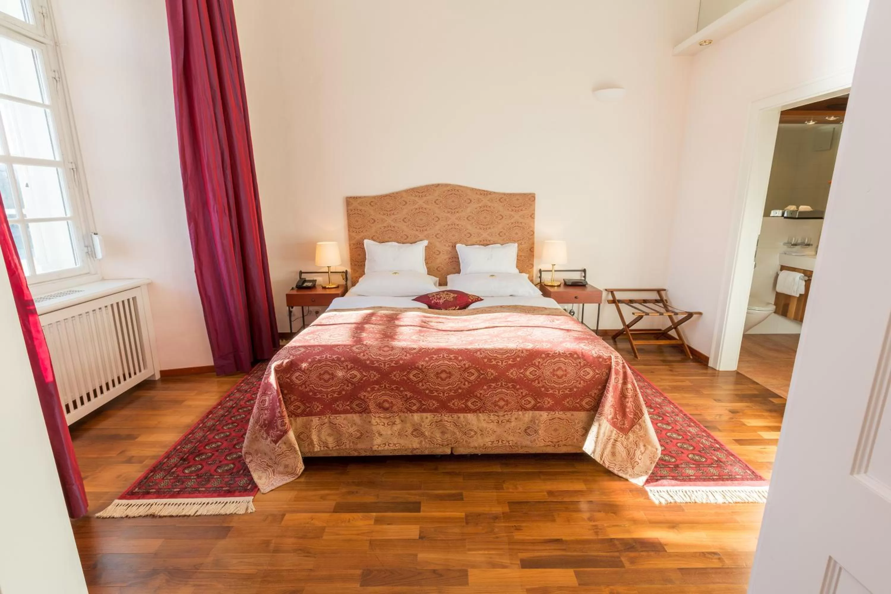 Shower, Bed in Hotel Schloss Leopoldskron