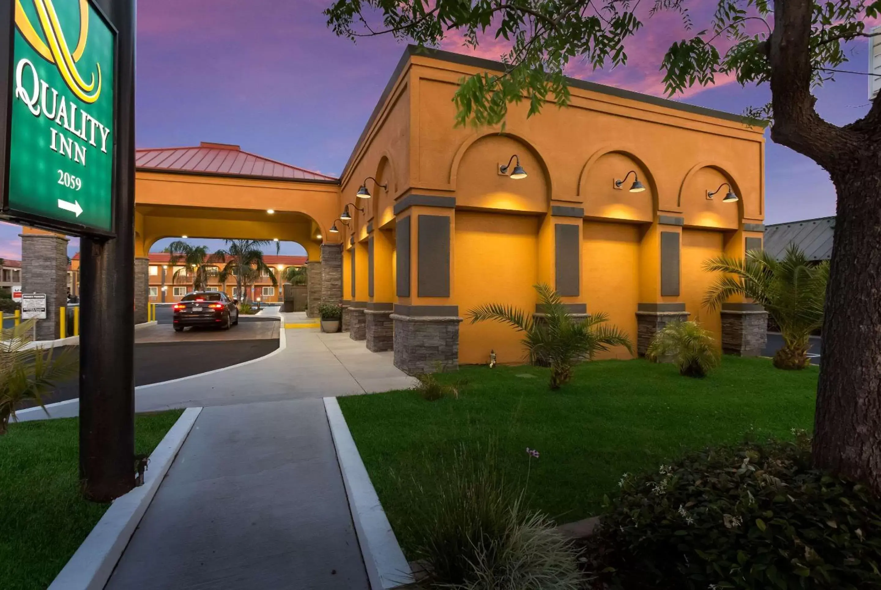 Property Building in Quality Inn Redding