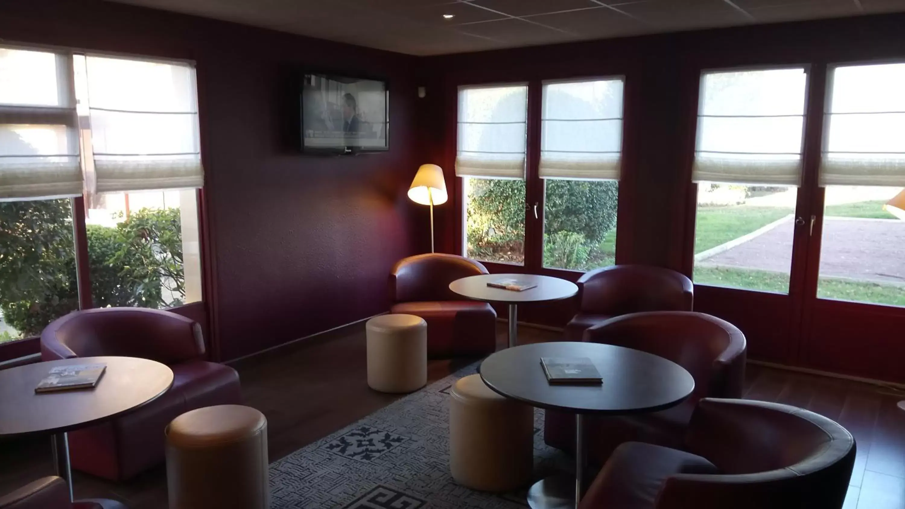 Communal lounge/ TV room, Lounge/Bar in Kyriad Châteauroux - Saint-Maur