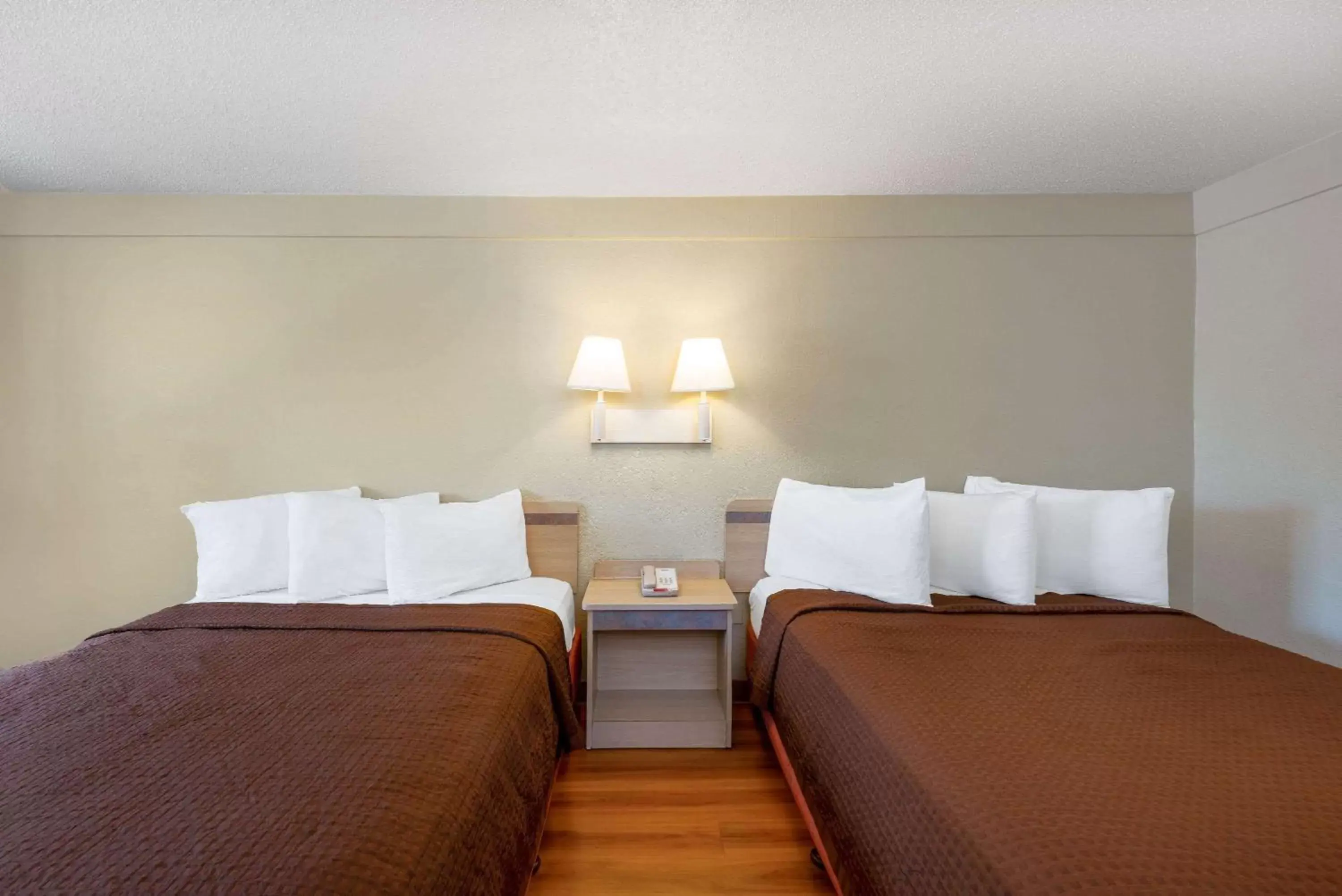 Photo of the whole room, Bed in Travelodge by Wyndham Essington / Philadelphia Airport