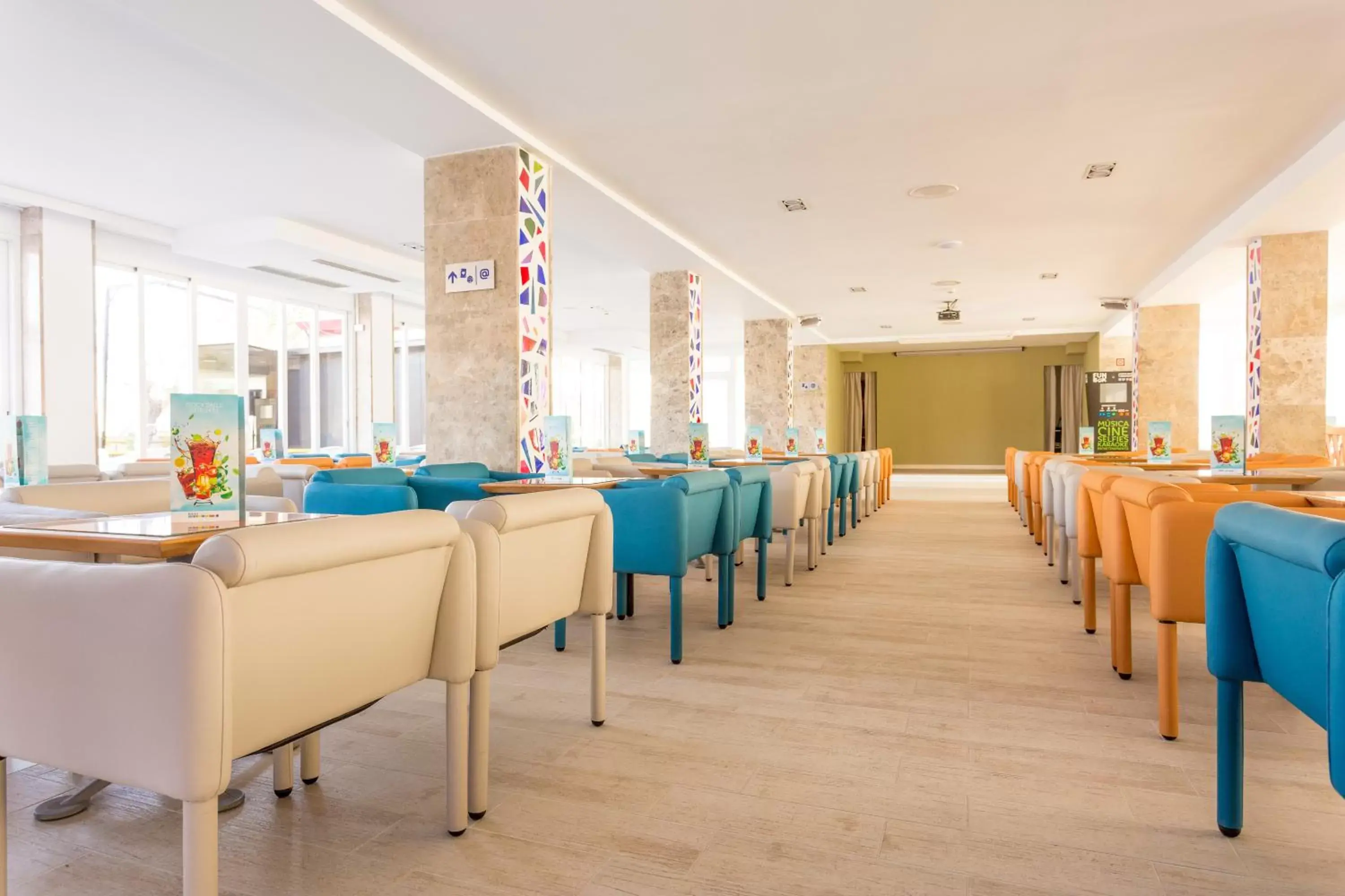Lounge or bar, Restaurant/Places to Eat in Ferrer Janeiro Hotel & Spa