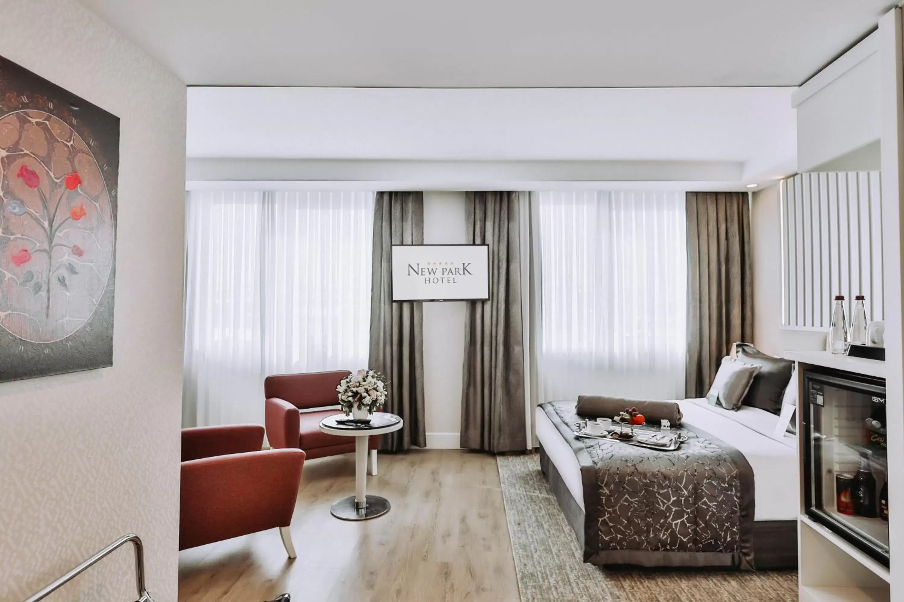 Bed, Seating Area in New Park Hotel