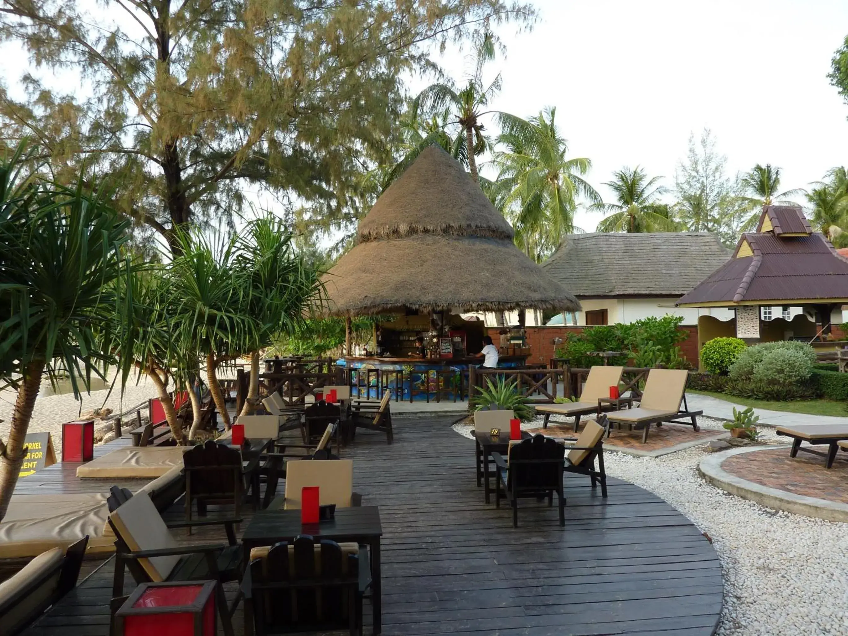 Restaurant/Places to Eat in Lanta Castaway Beach Resort