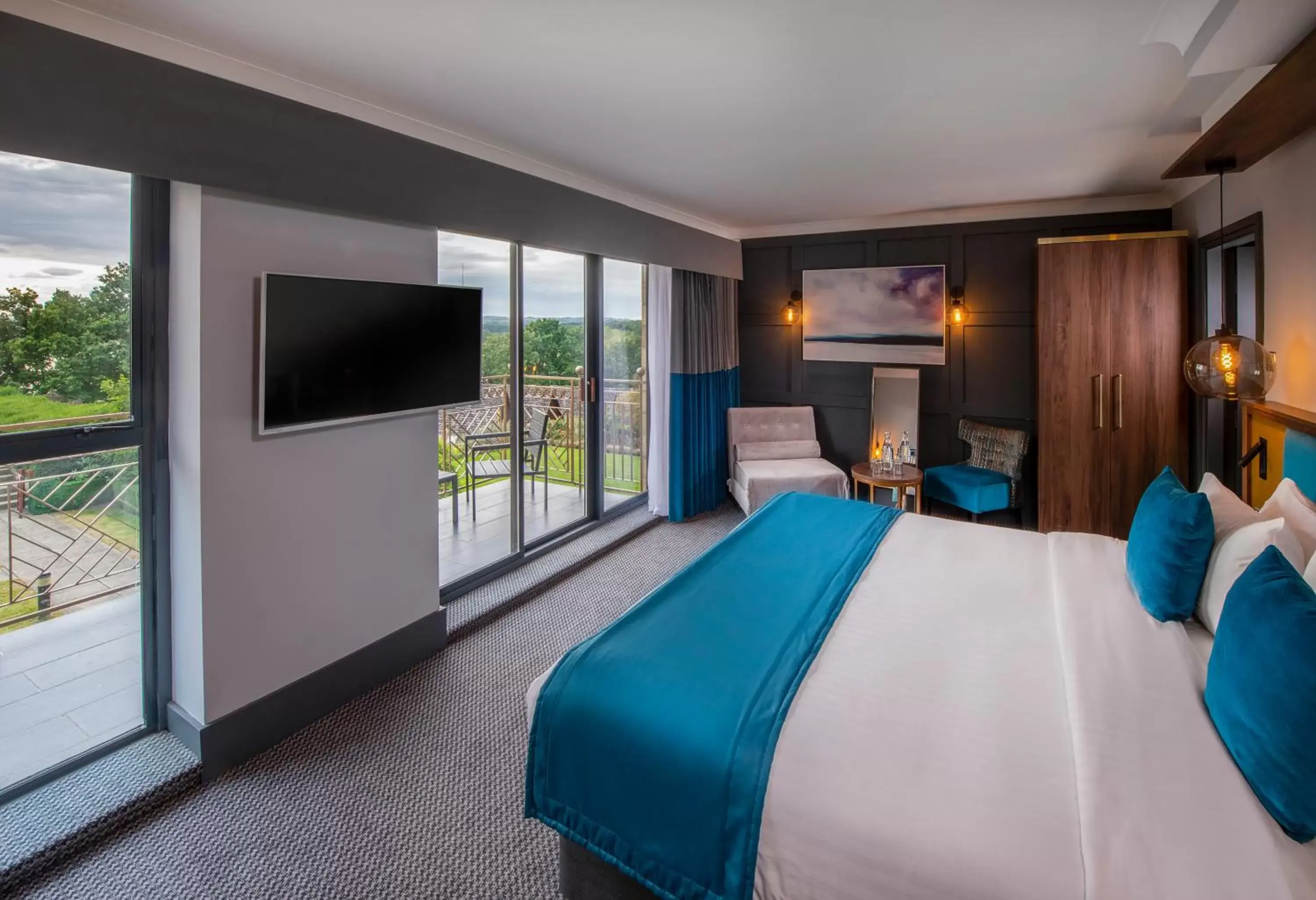 Bed, TV/Entertainment Center in Rutland Hall Hotel