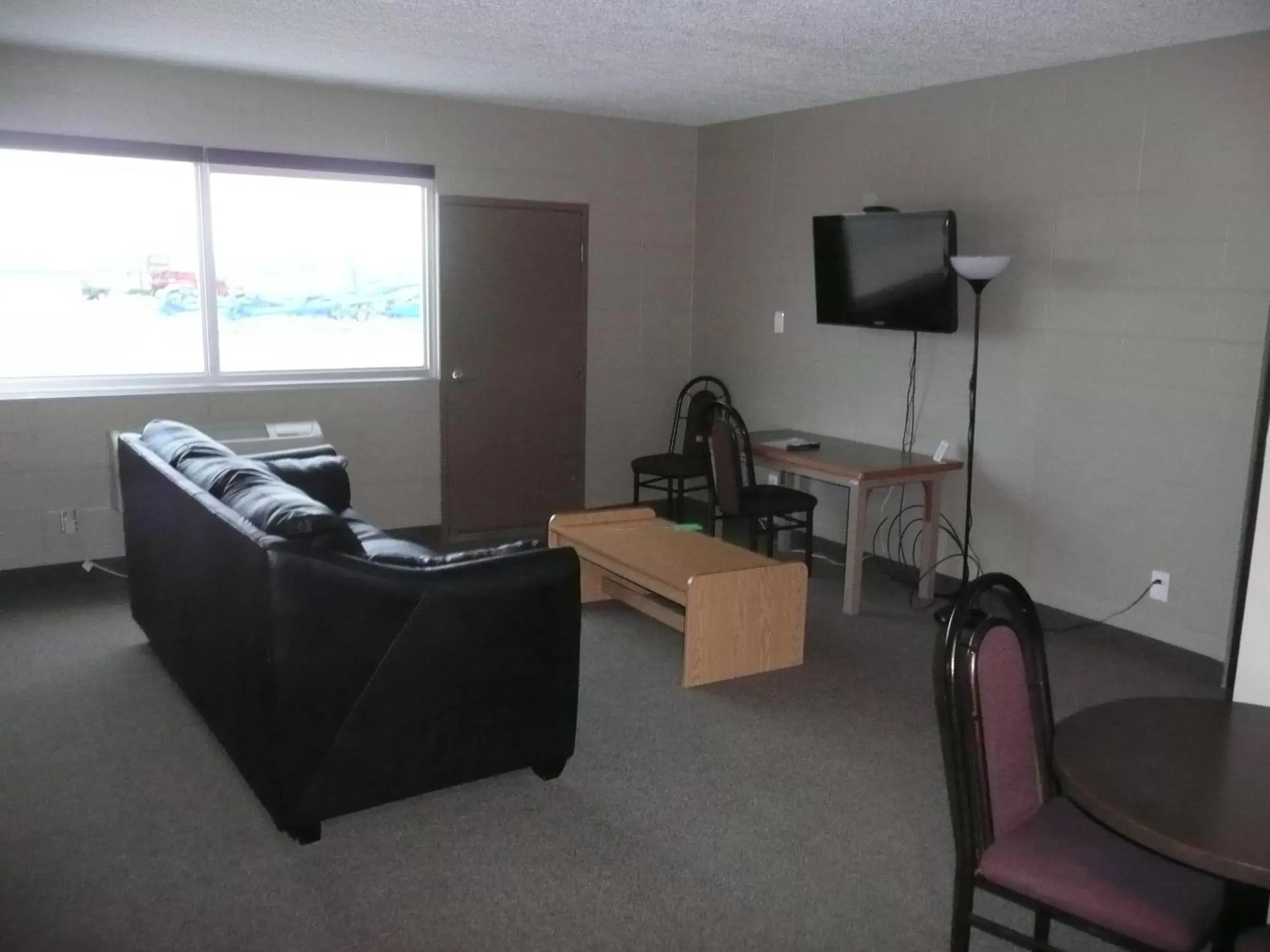 Living room, Seating Area in Sandstone Motel