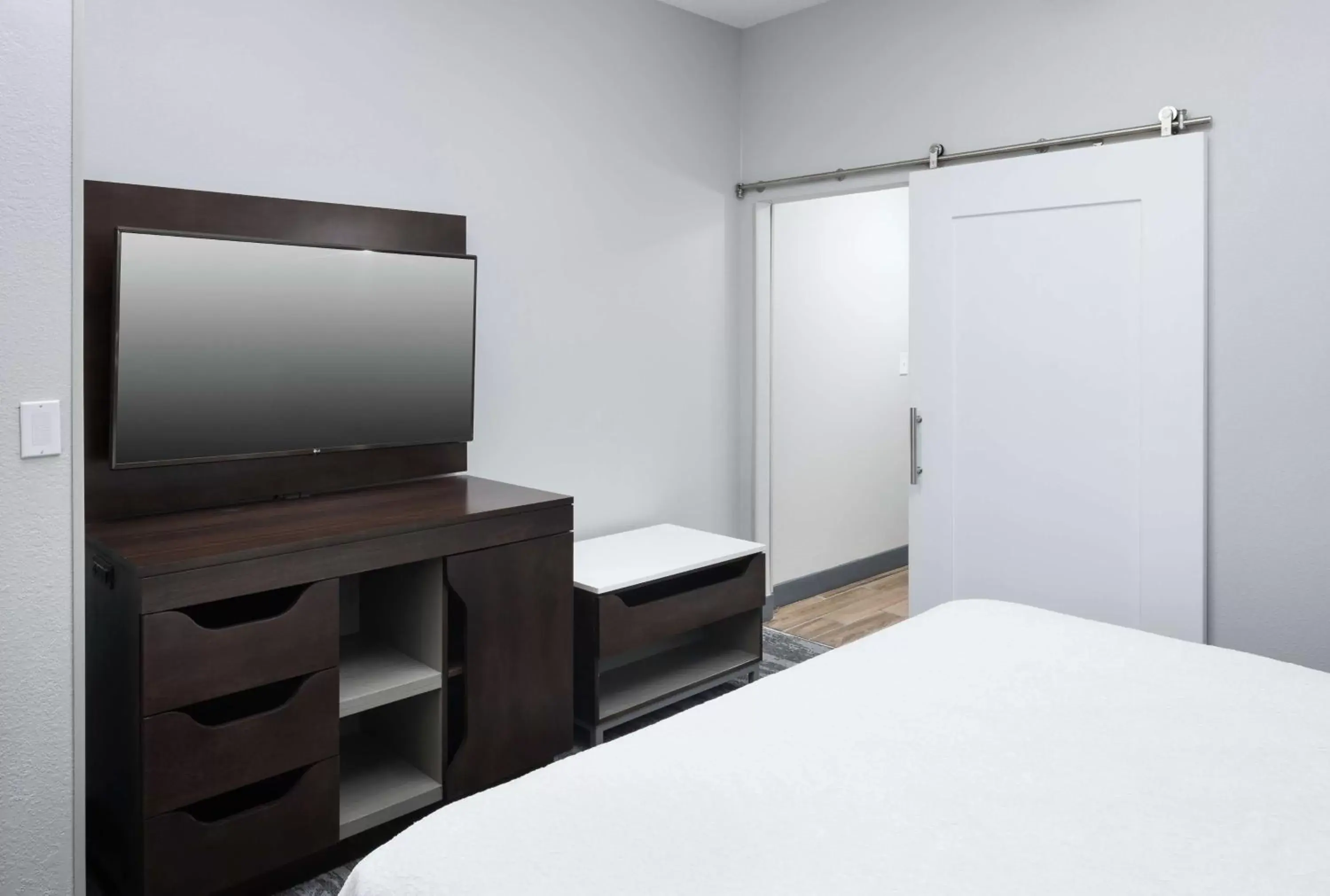 Bedroom, TV/Entertainment Center in Hampton Inn & Suites Atlanta-Downtown