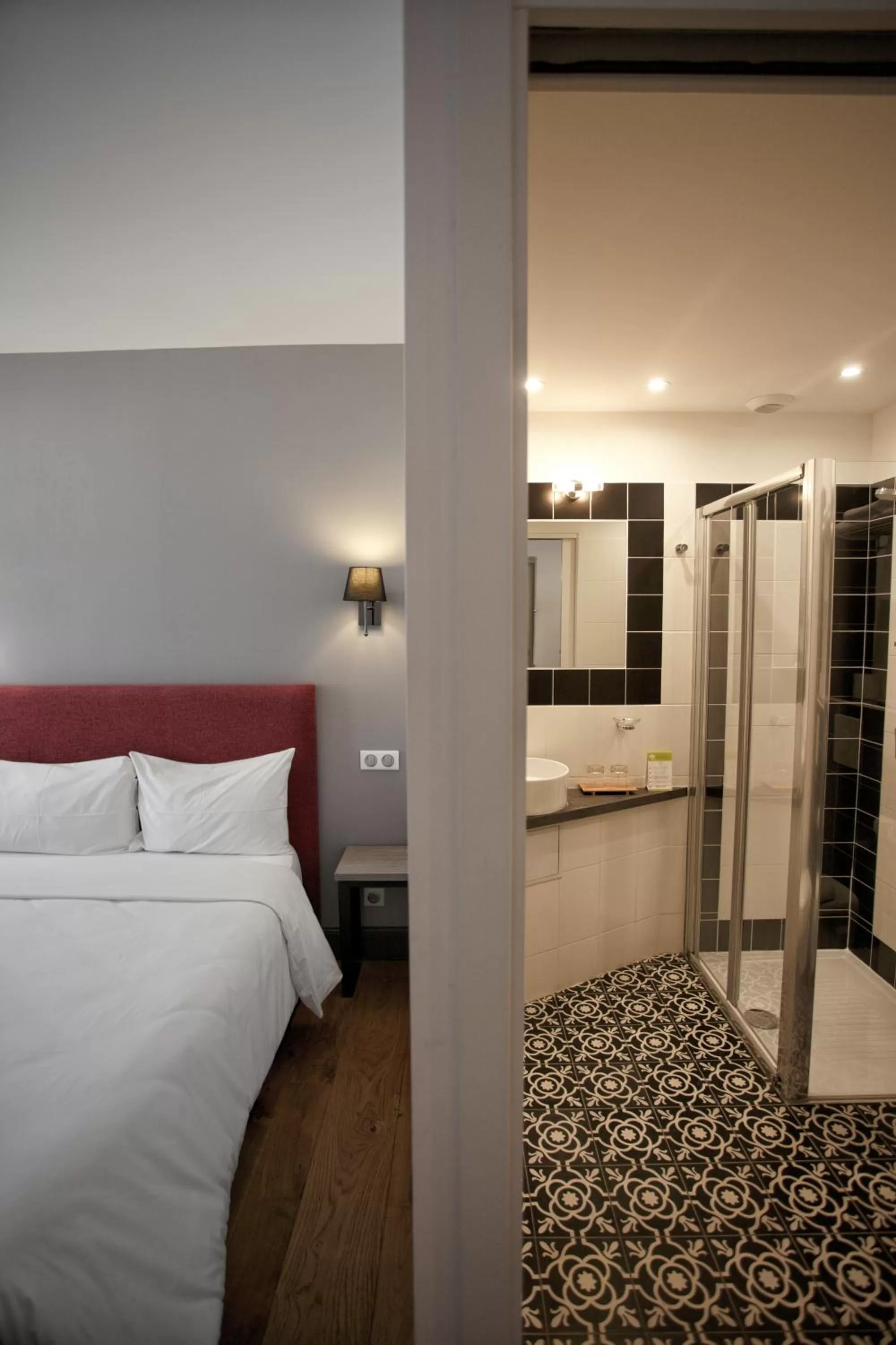 Bathroom, Bed in Hôtel Henri IV