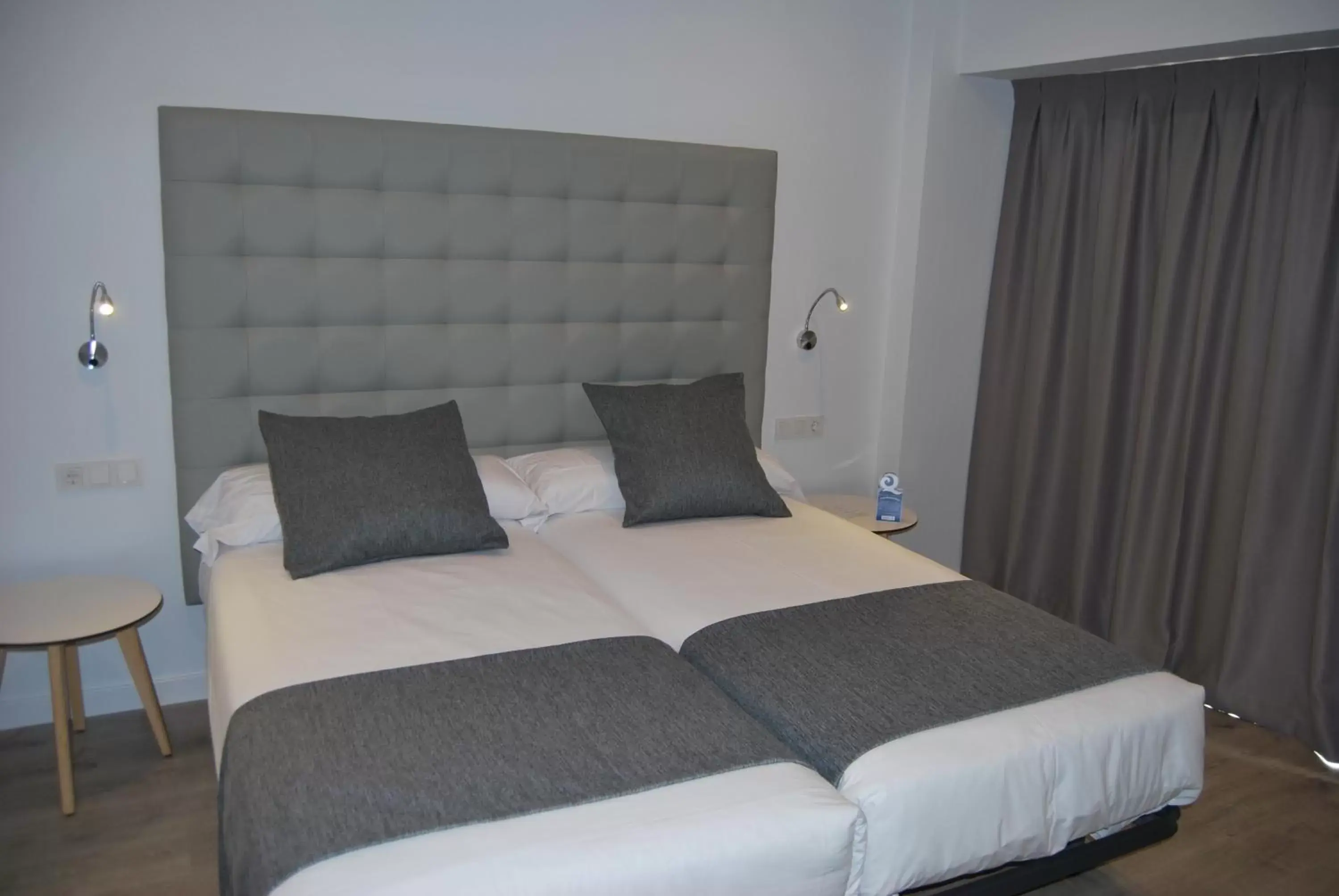 Photo of the whole room, Bed in Estudiotel Alicante