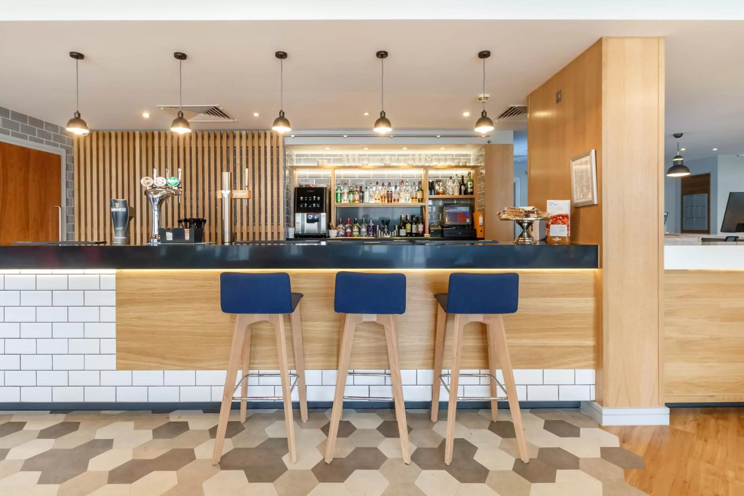 Lounge or bar in Holiday Inn Express Walsall M6, J10 by IHG Lounge or bar in Holiday Inn Express Walsall M6, J10 by IHG